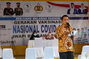 Gubernur Tinjau Vaksinasi Massal IWAPI dan Polri di Tanjungpinang