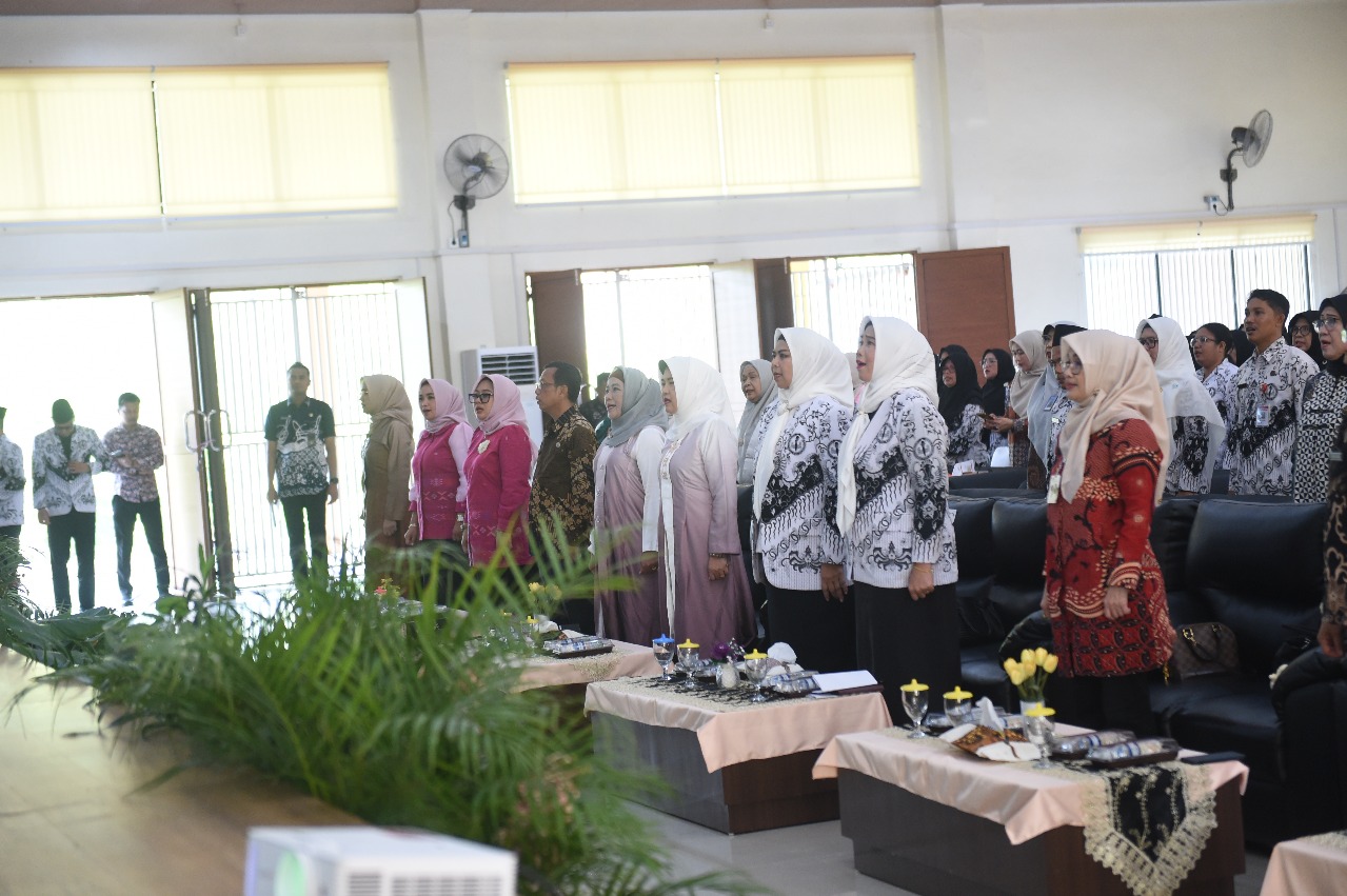 Dewi Ansar Dikukuhkan Sebagai Bunda Guru Provinsi Kepri