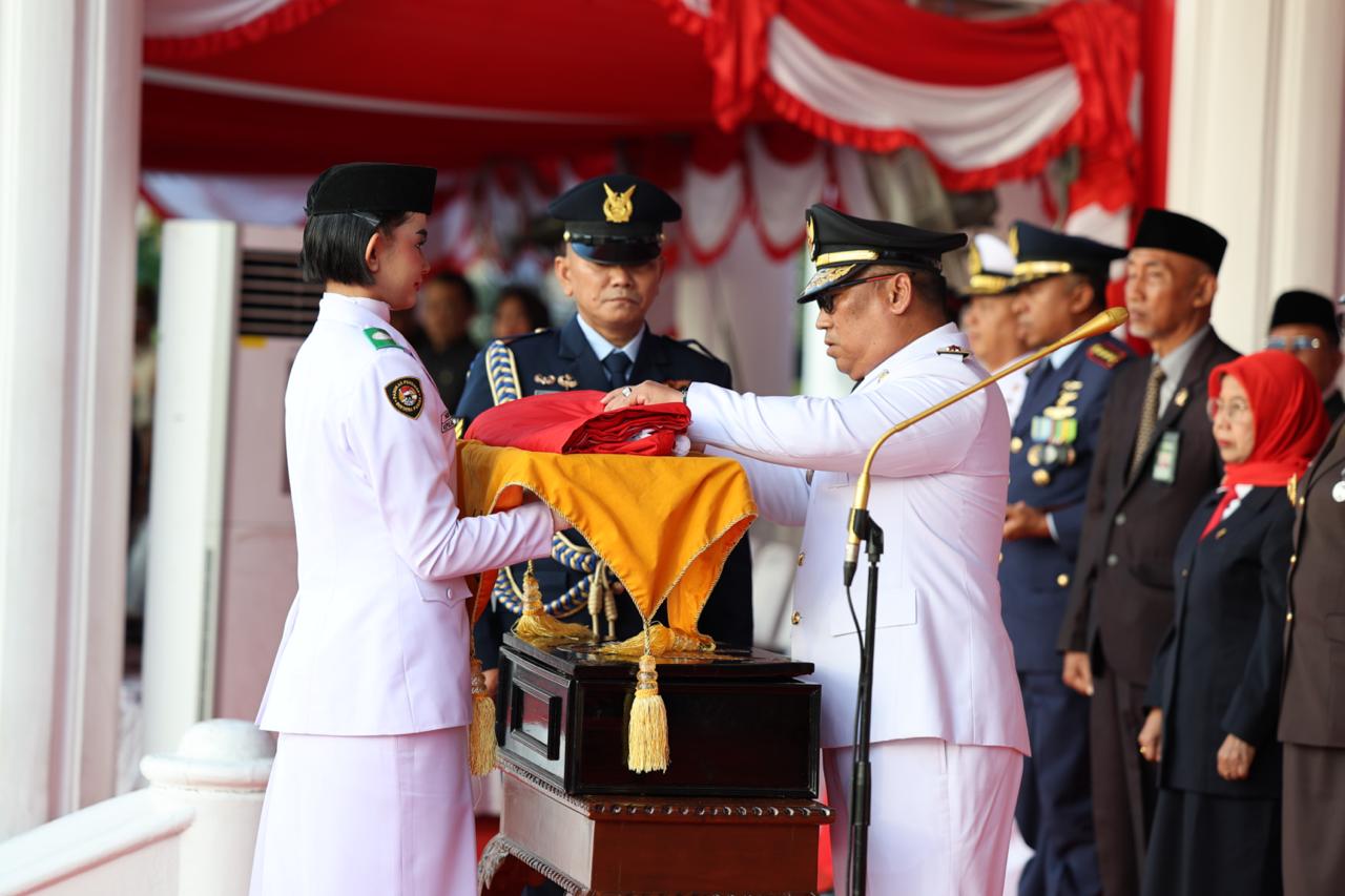 Khidmat dan Penuh Makna, Wagub Nyanyang Pimpin Upacara Penurunan Bendera HUT ke-80 RI di Kepri