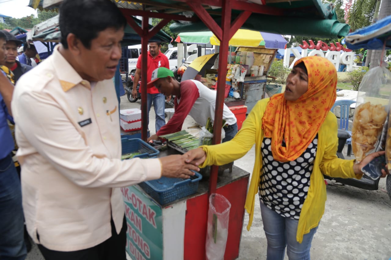 Isdianto, Plt Gubernur Kepri Borong Otak Otak dan Keripik