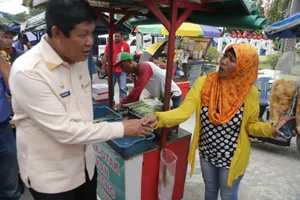 Isdianto, Plt Gubernur Kepri Borong Otak Otak dan Keripik