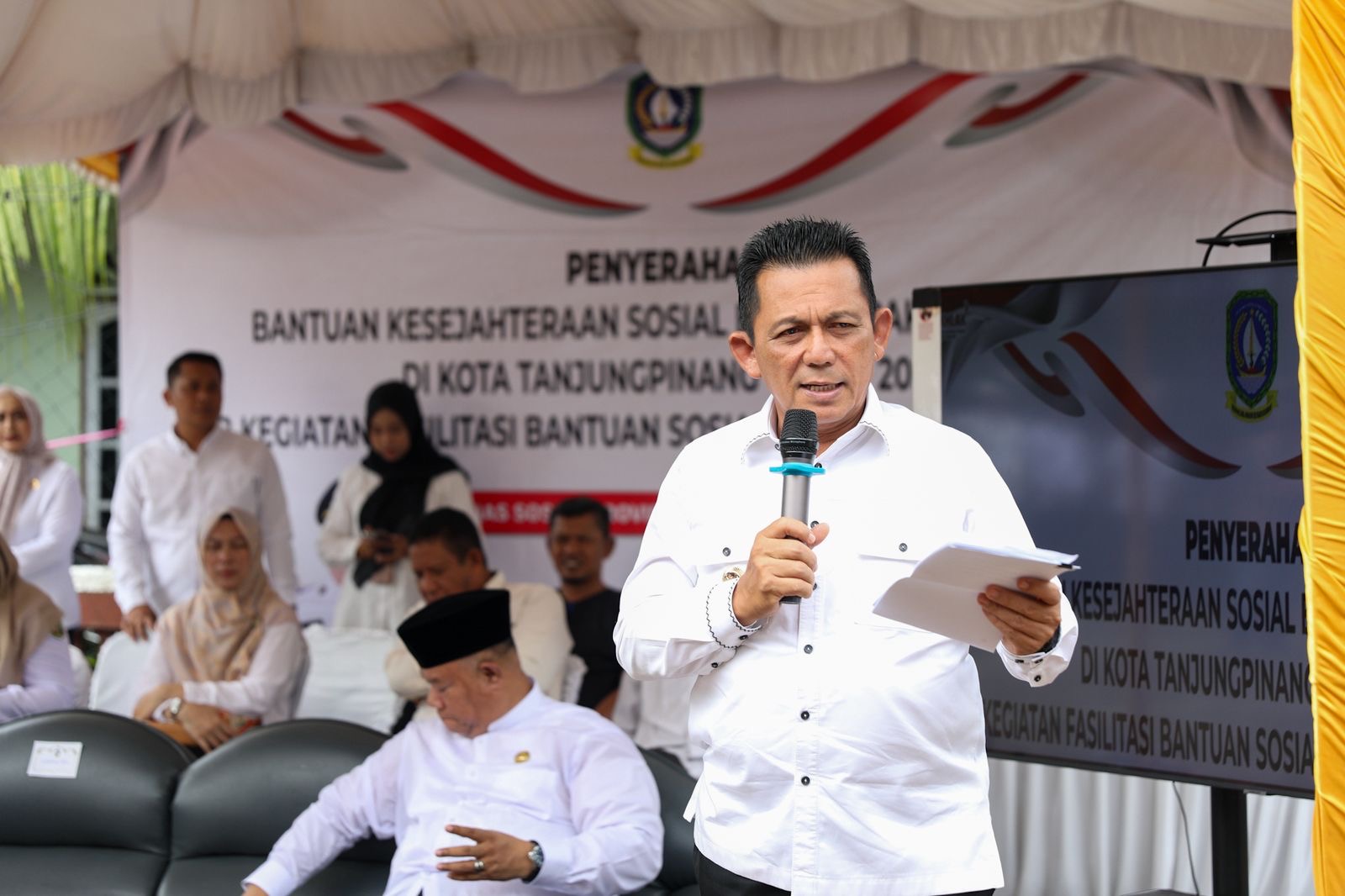 Gubernur Ansar Serahkan 2000 Paket Sembako Tahap II di Kota Tanjungpinang