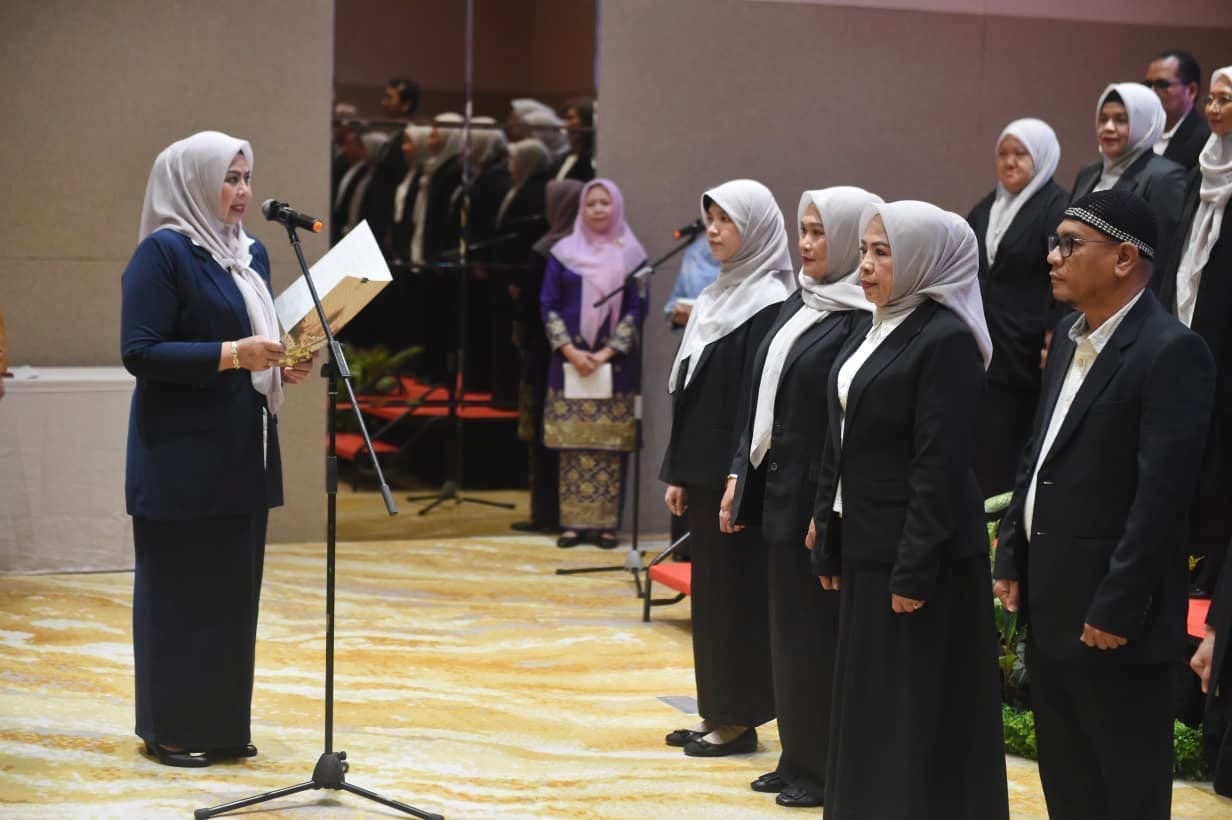 Dewi Kumalasari Ansar Kukuhkan Pengurus YKI Batam
