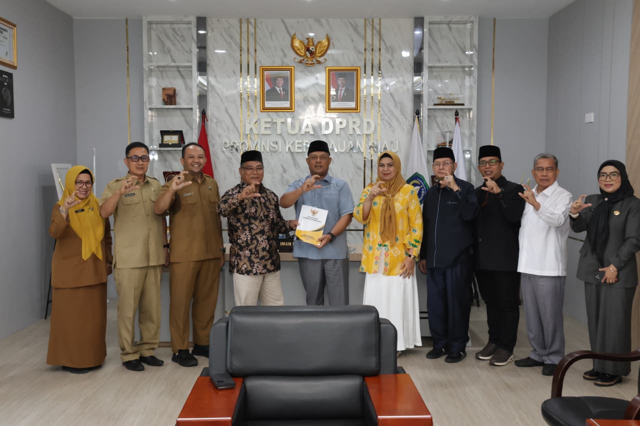 Pimpinan DPRD Kepri terima LAKIP 2025 KIP Kepri