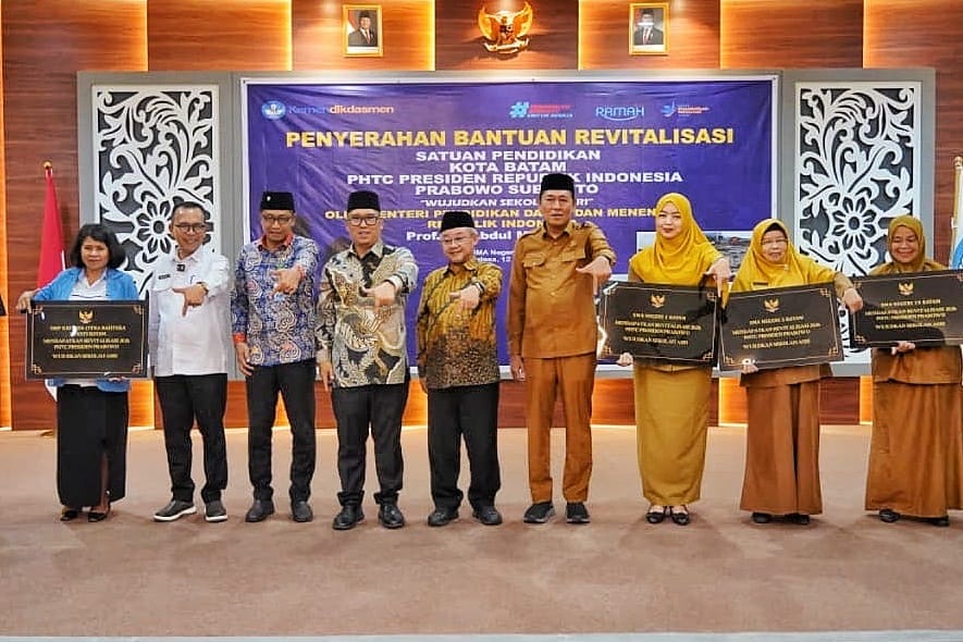 Mendikdasmen Serahkan Bantuan Revitalisasi Sekolah di Batam, Wagub Kepri Dorong Sekolah Aman dan Nyaman