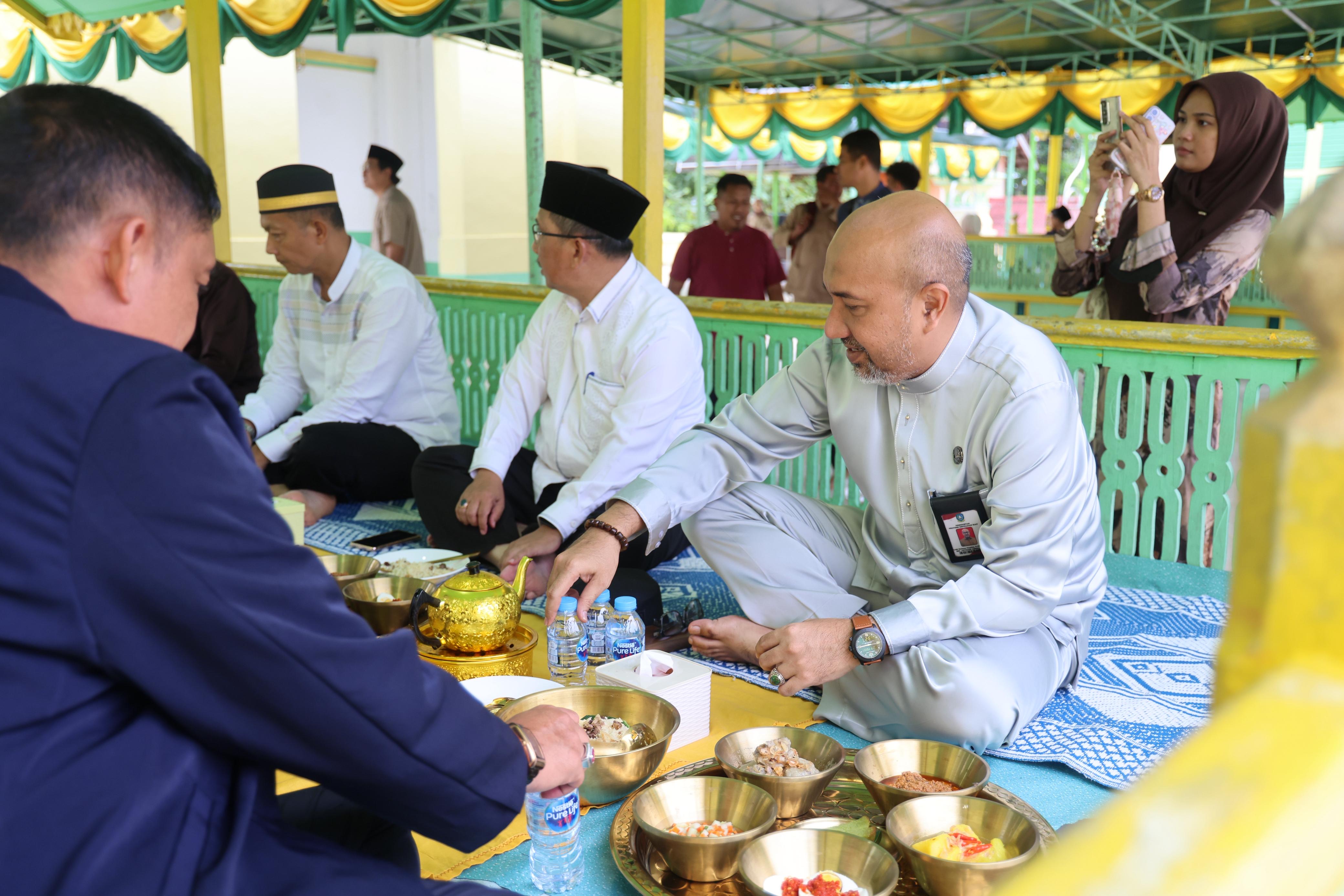Wagub Nyanyang Salat Jumat di Masjid Raya Sultan Riau Penyengat, Pererat Silaturahmi Bersama Masyarakat