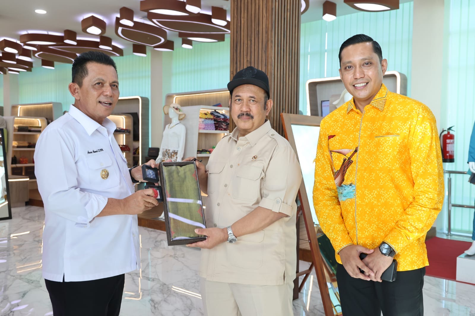 Menteri Bappenas Kagumi Potensi UMKM dan Budaya Kepri Saat Kunjungi Dekranasda dan Pulau Penyengat