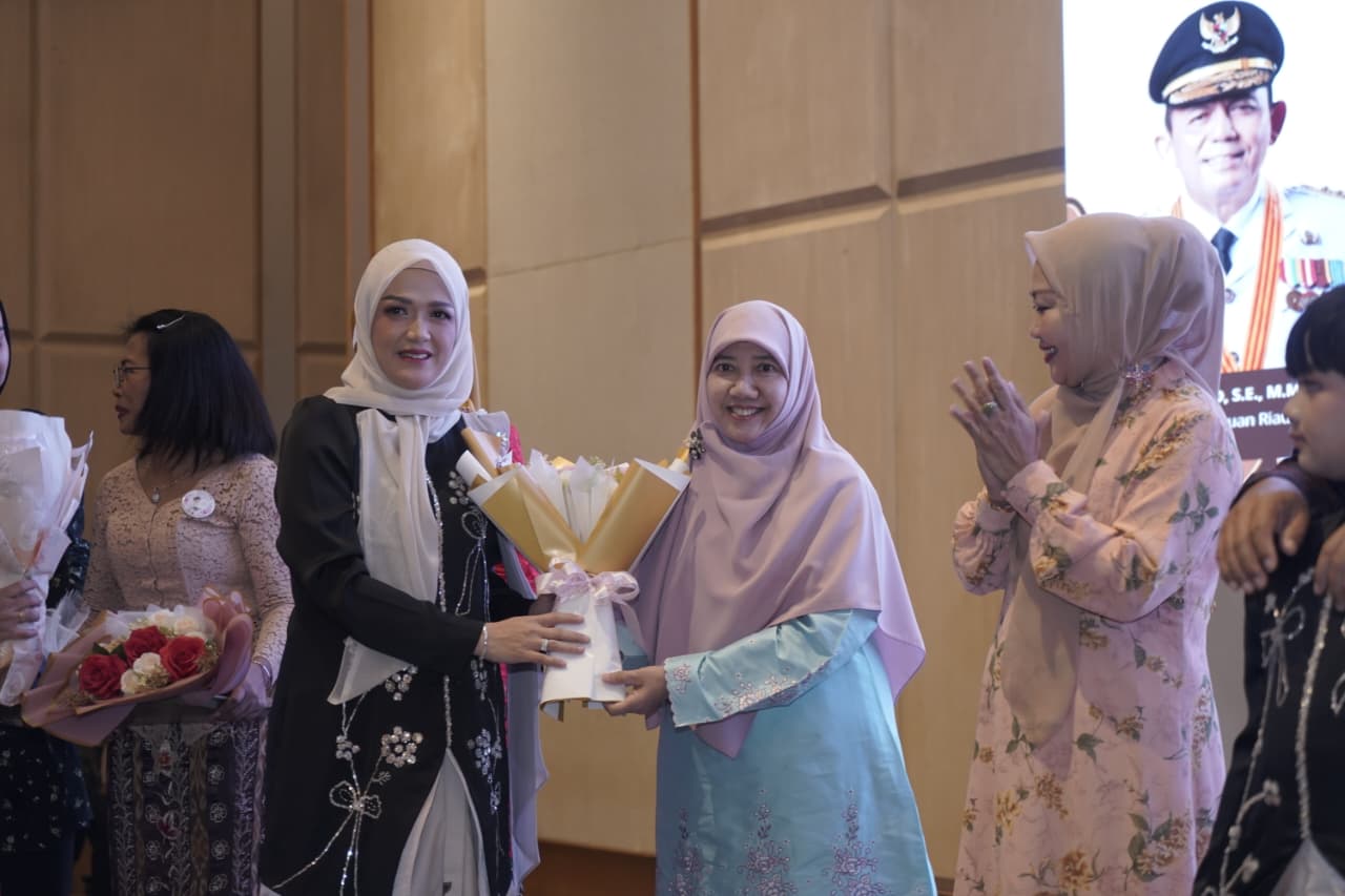 Peringati Hari Kartini dan Hardiknas, Wagub Nyanyang Tekankan Peran Strategis Perempuan
