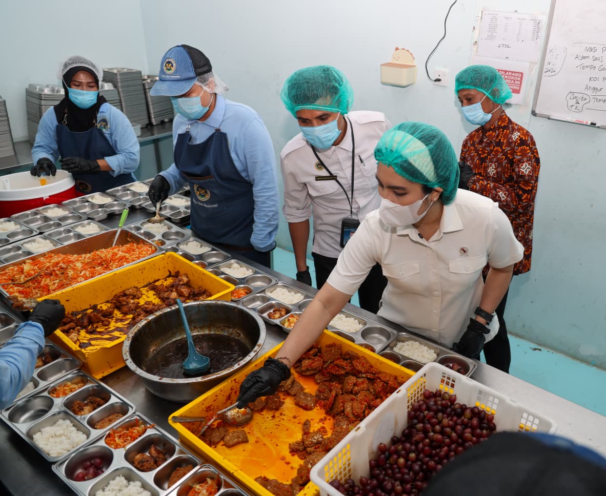 Wamendukbangga RI Tinjau SPPG Adi Sucipto Tanjungpinang
Pastikan Program MBG Higienis dan Tepat Sasaran