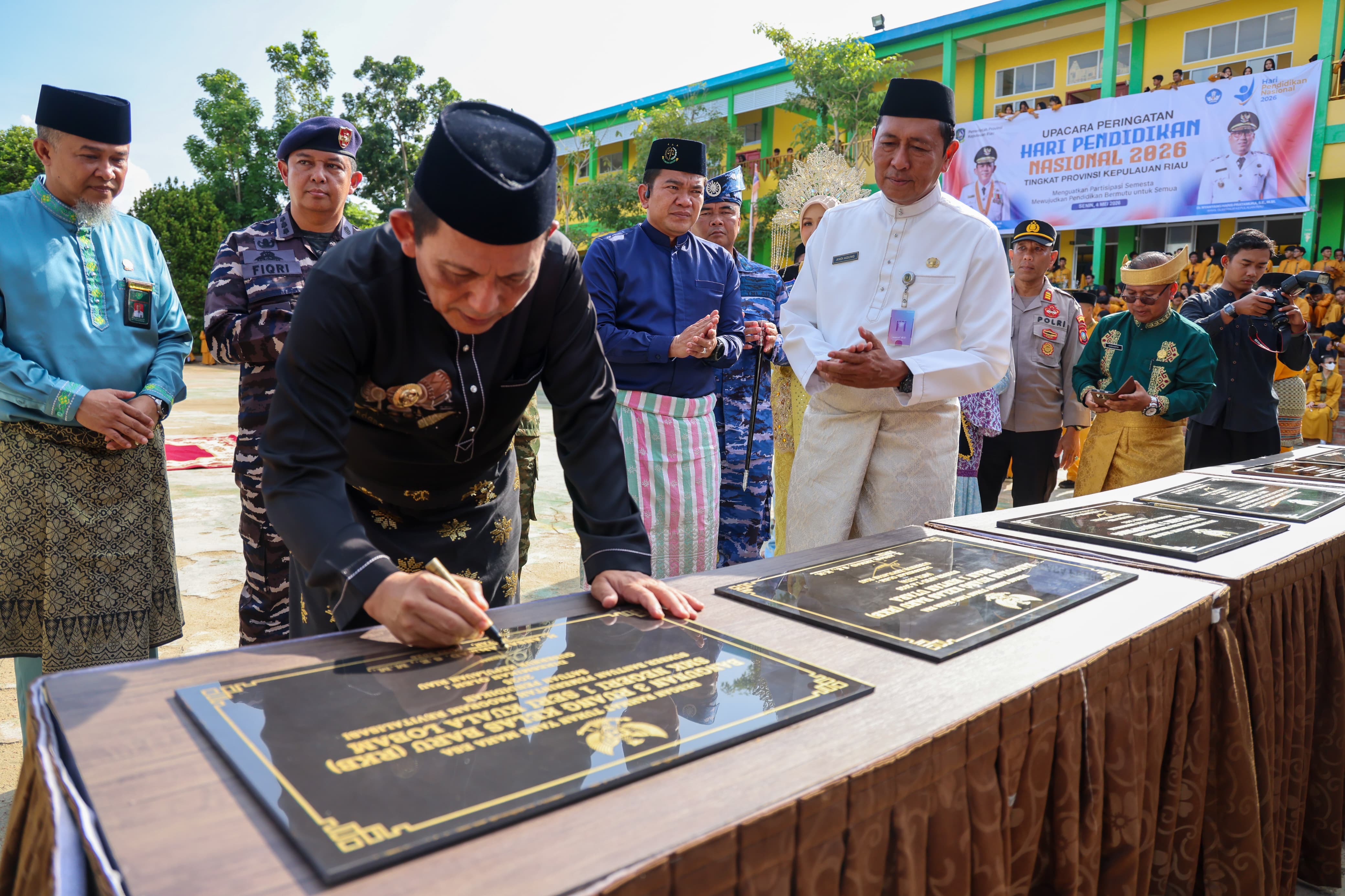 Gubernur Ansar Pimpin Upacara Hardiknas 2026, Tegaskan Komitmen Pendidikan Bermutu untuk Semua