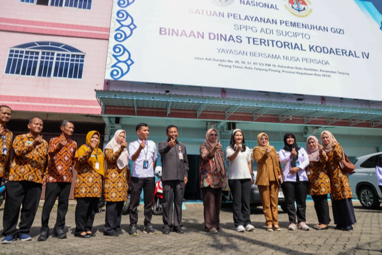 Wamendukbangga RI Tinjau SPPG Adi Sucipto Tanjungpinang
Pastikan Program MBG Higienis dan Tepat Sasaran
