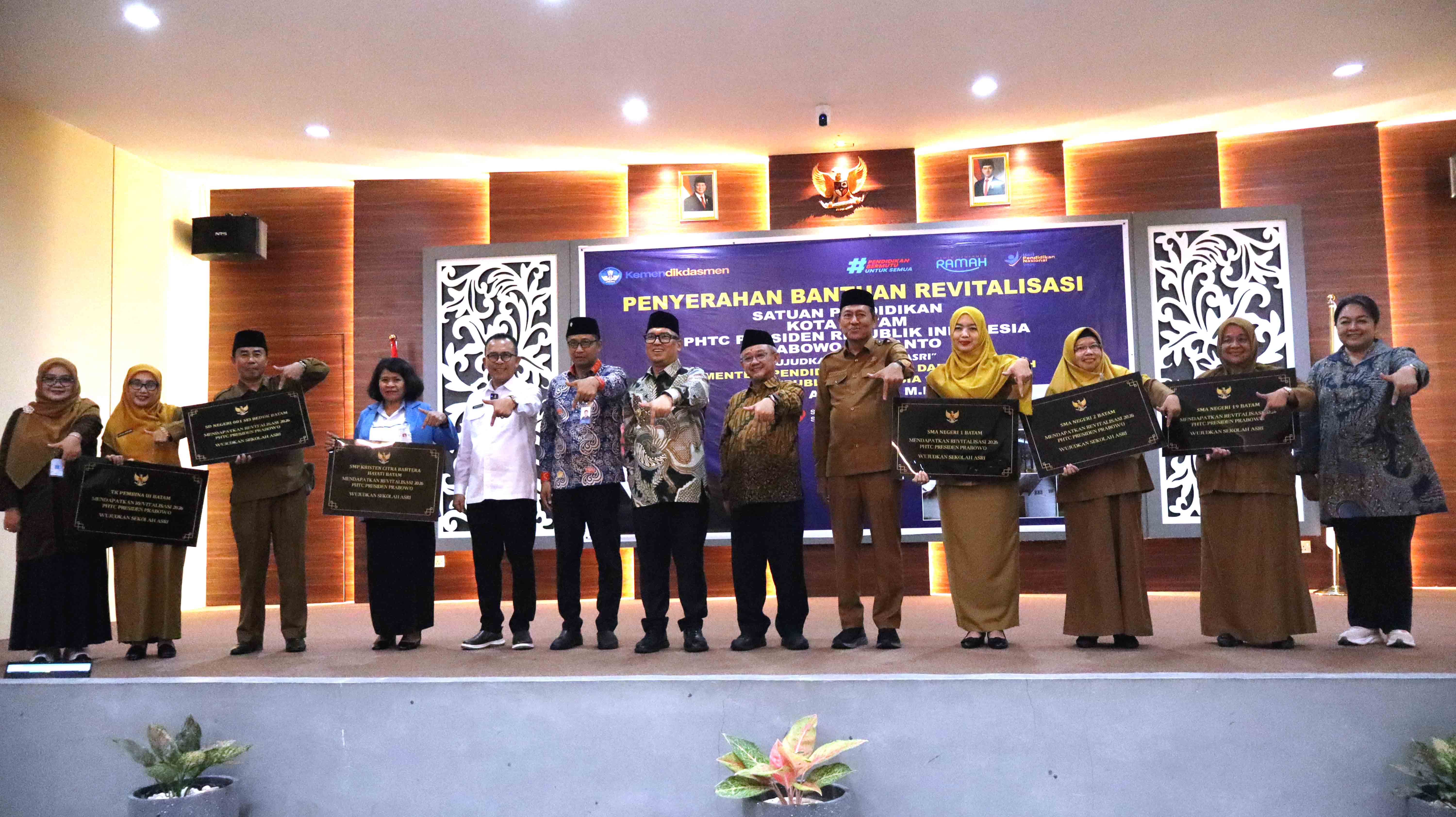 Mendikdasmen RI Prof. Dr. Abdul Mu’ti, M.Ed.  Serahkan Bantuan Revitalisasi Satuan Pendidikan di Kota Batam