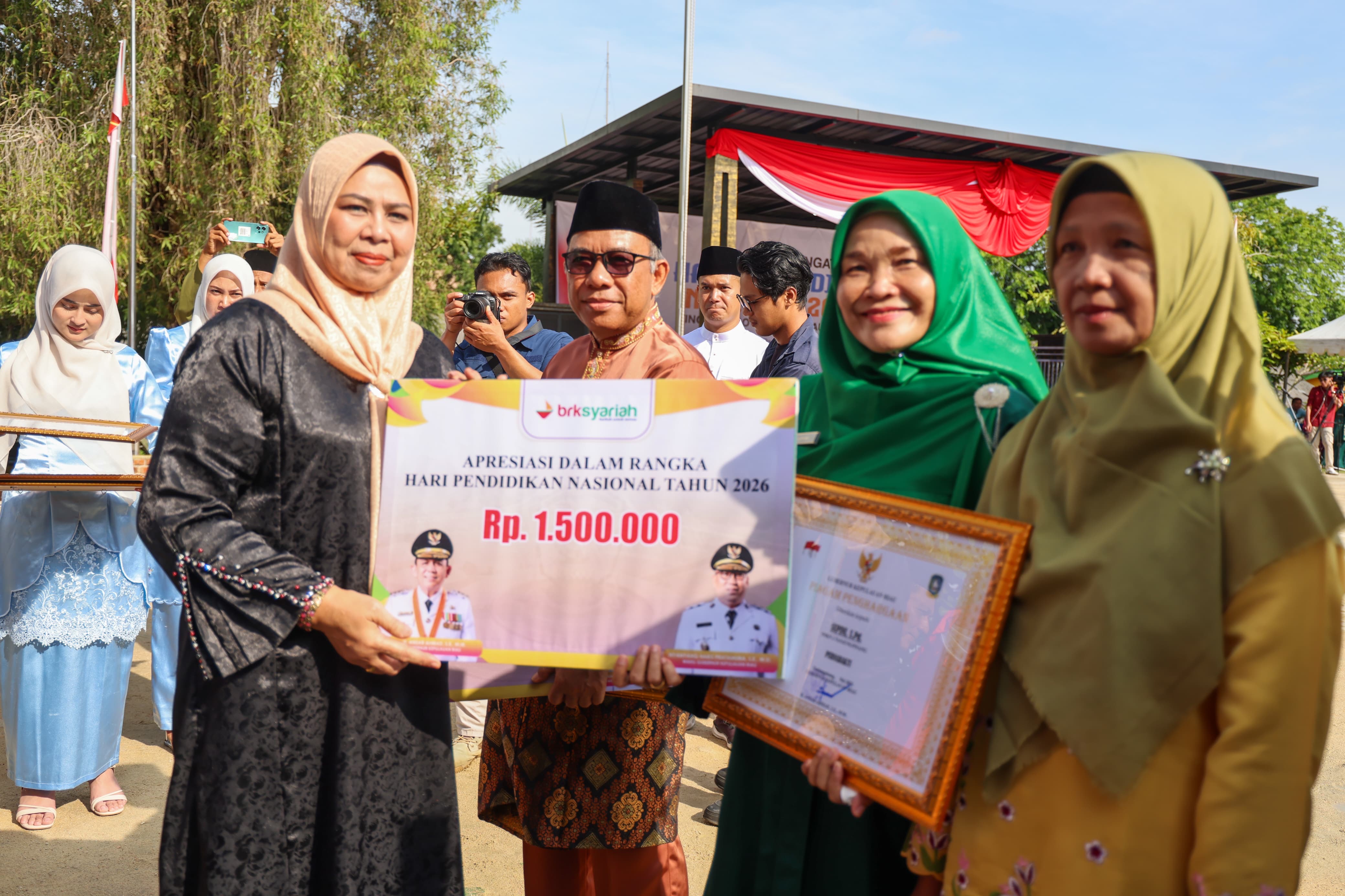 Gubernur Ansar Pimpin Upacara Hardiknas 2026, Tegaskan Komitmen Pendidikan Bermutu untuk Semua