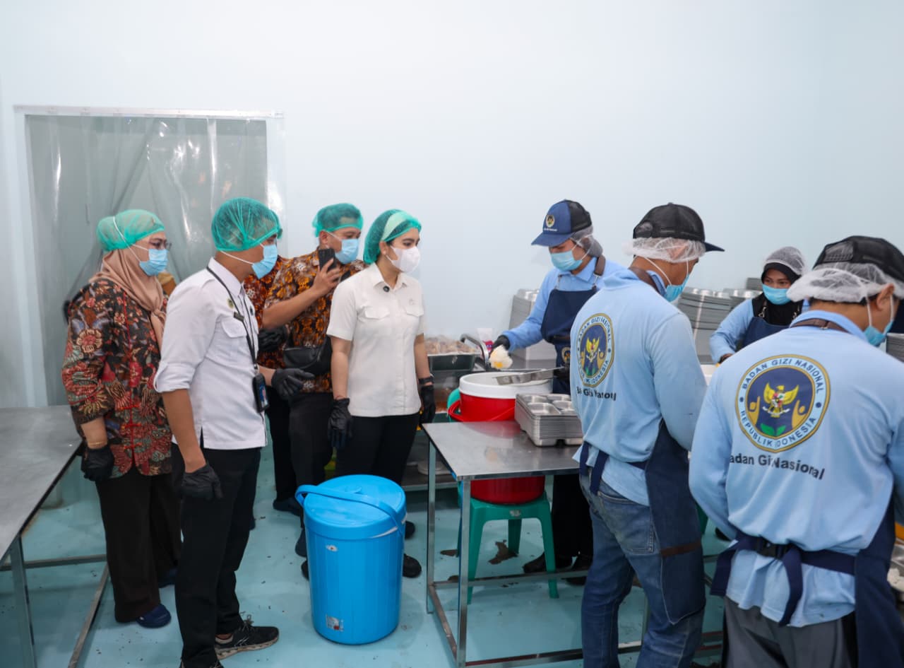 Wamendukbangga RI Tinjau SPPG Adi Sucipto Tanjungpinang
Pastikan Program MBG Higienis dan Tepat Sasaran