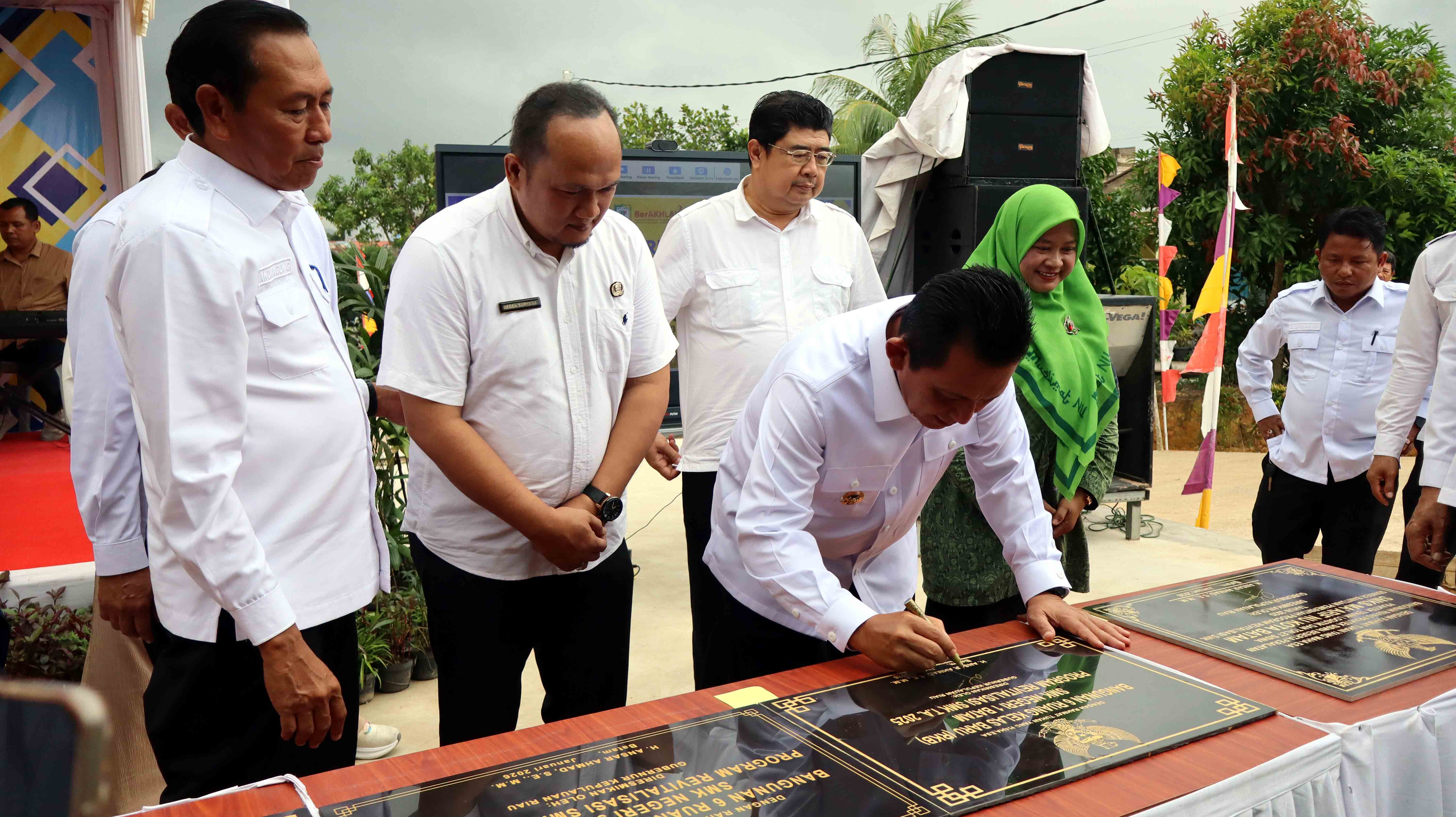 Gubernur Ansar Resmikan Program Revitalisasi Sekolah di SMKN 11 Batam