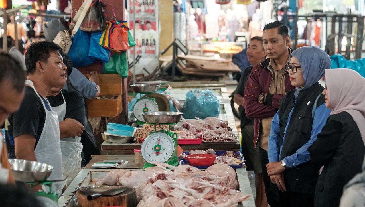 Sekda Kepri Pantau Stabilitas Harga Bahan Pokok di Pasar Bintan Center