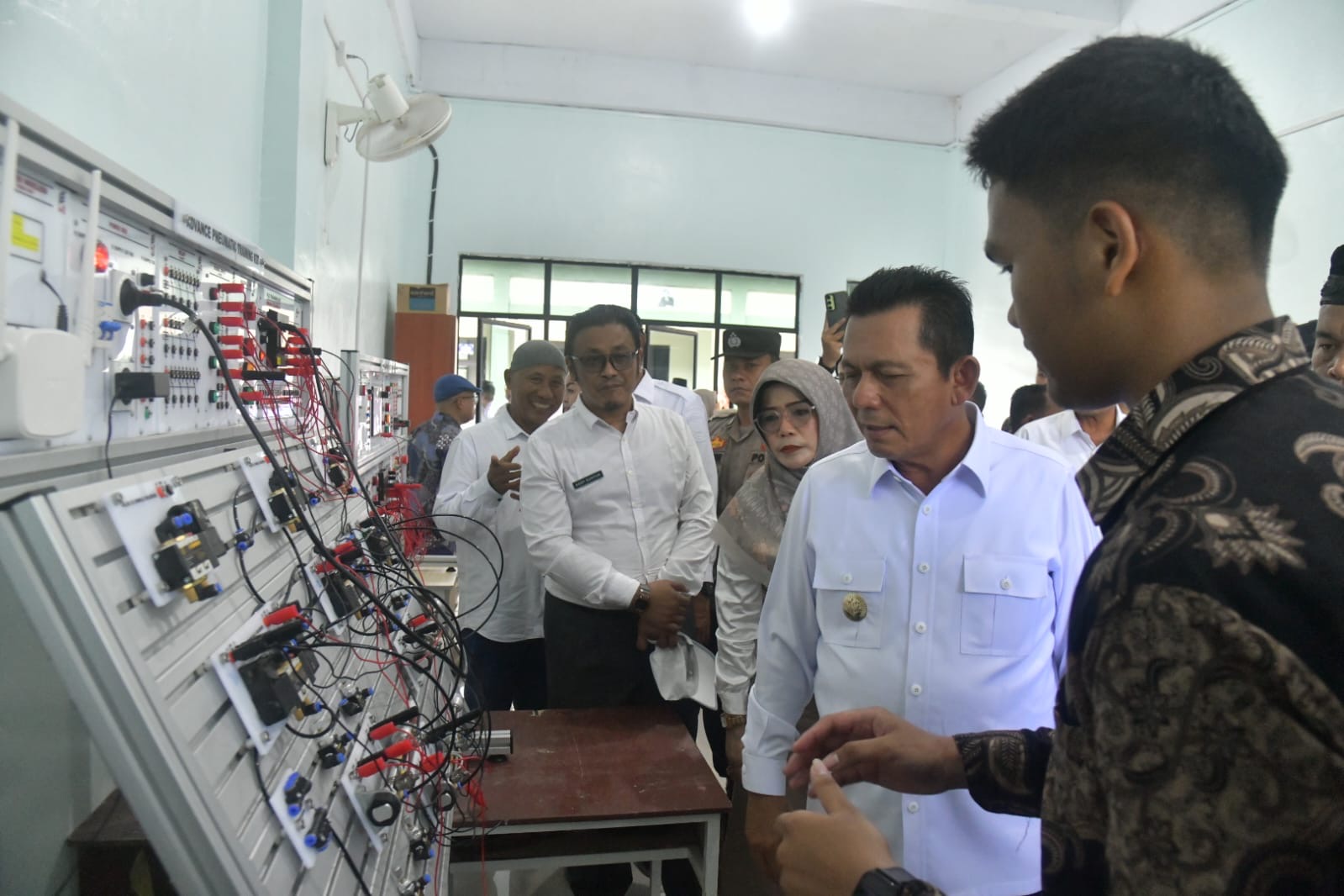Revitalisasi SMK/SMA di Batam Diresmikan, Ansar Dorong Generasi Kepri Kuasai Era Teknologi