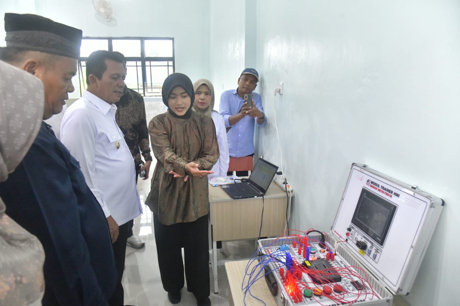 Revitalisasi SMK/SMA di Batam Diresmikan, Ansar Dorong Generasi Kepri Kuasai Era Teknologi