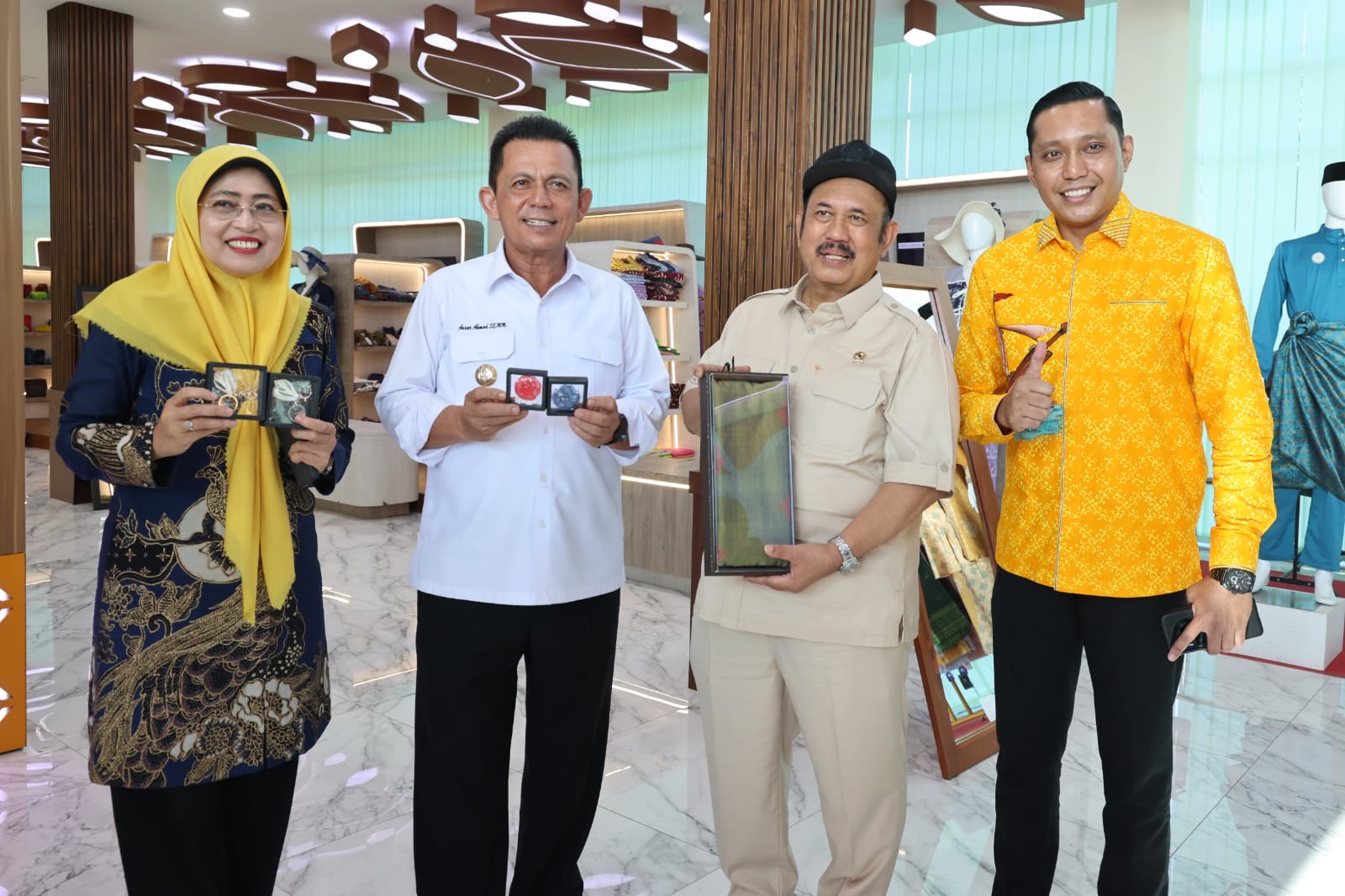 Menteri Bappenas Kagumi Potensi UMKM dan Budaya Kepri Saat Kunjungi Dekranasda dan Pulau Penyengat