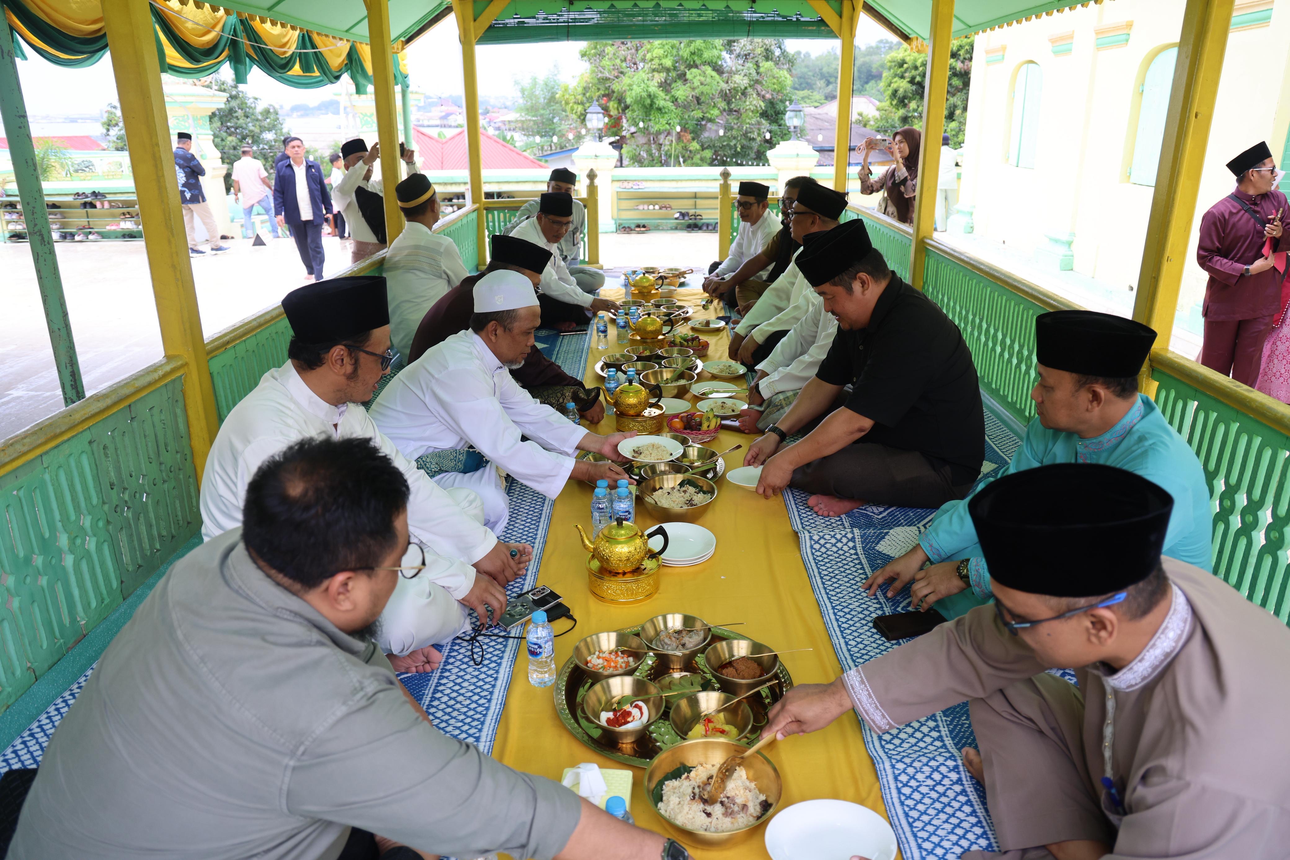 Wagub Nyanyang Salat Jumat di Masjid Raya Sultan Riau Penyengat, Pererat Silaturahmi Bersama Masyarakat
