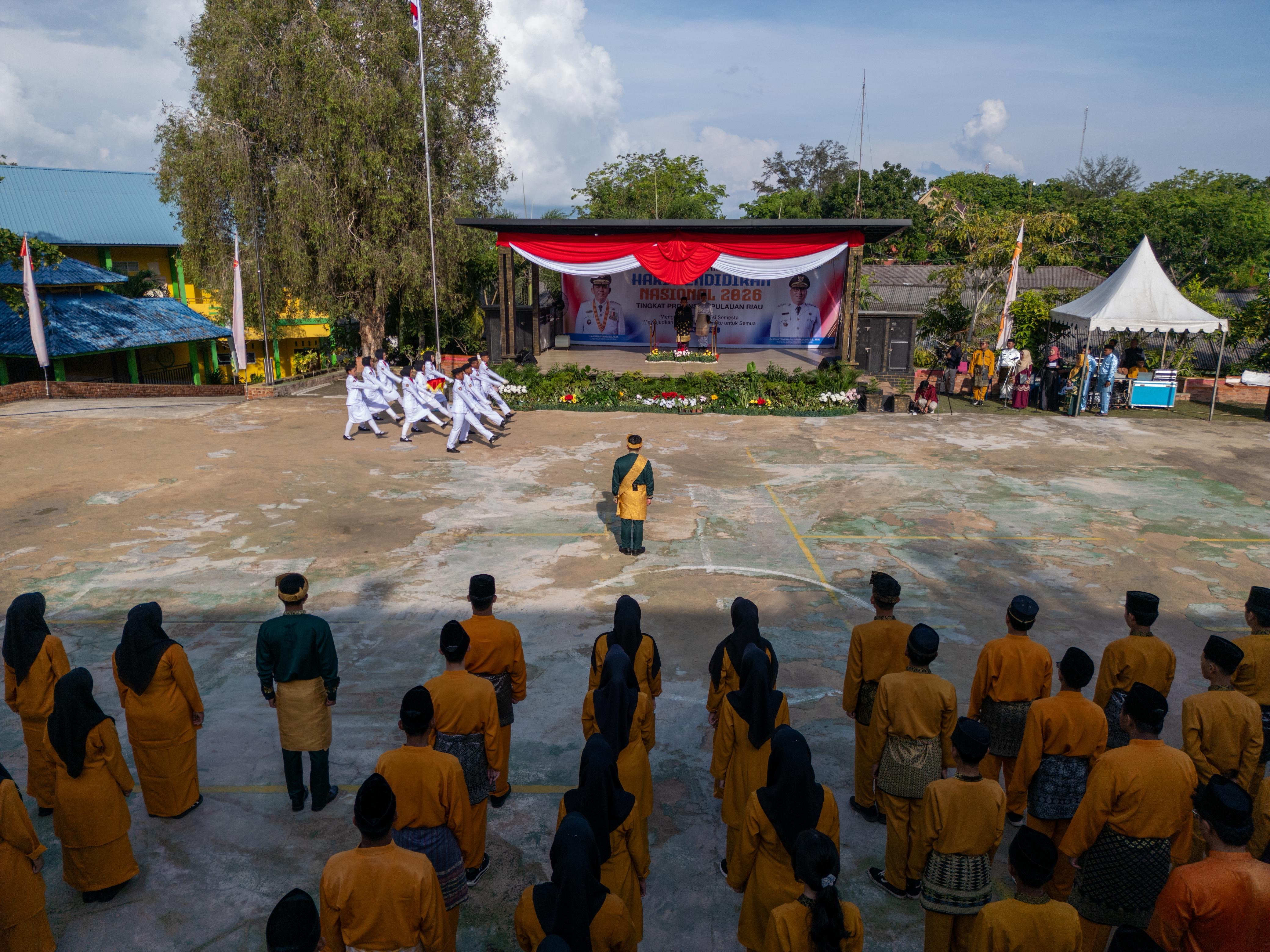 Gubernur Ansar Pimpin Upacara Hardiknas 2026, Tegaskan Komitmen Pendidikan Bermutu untuk Semua