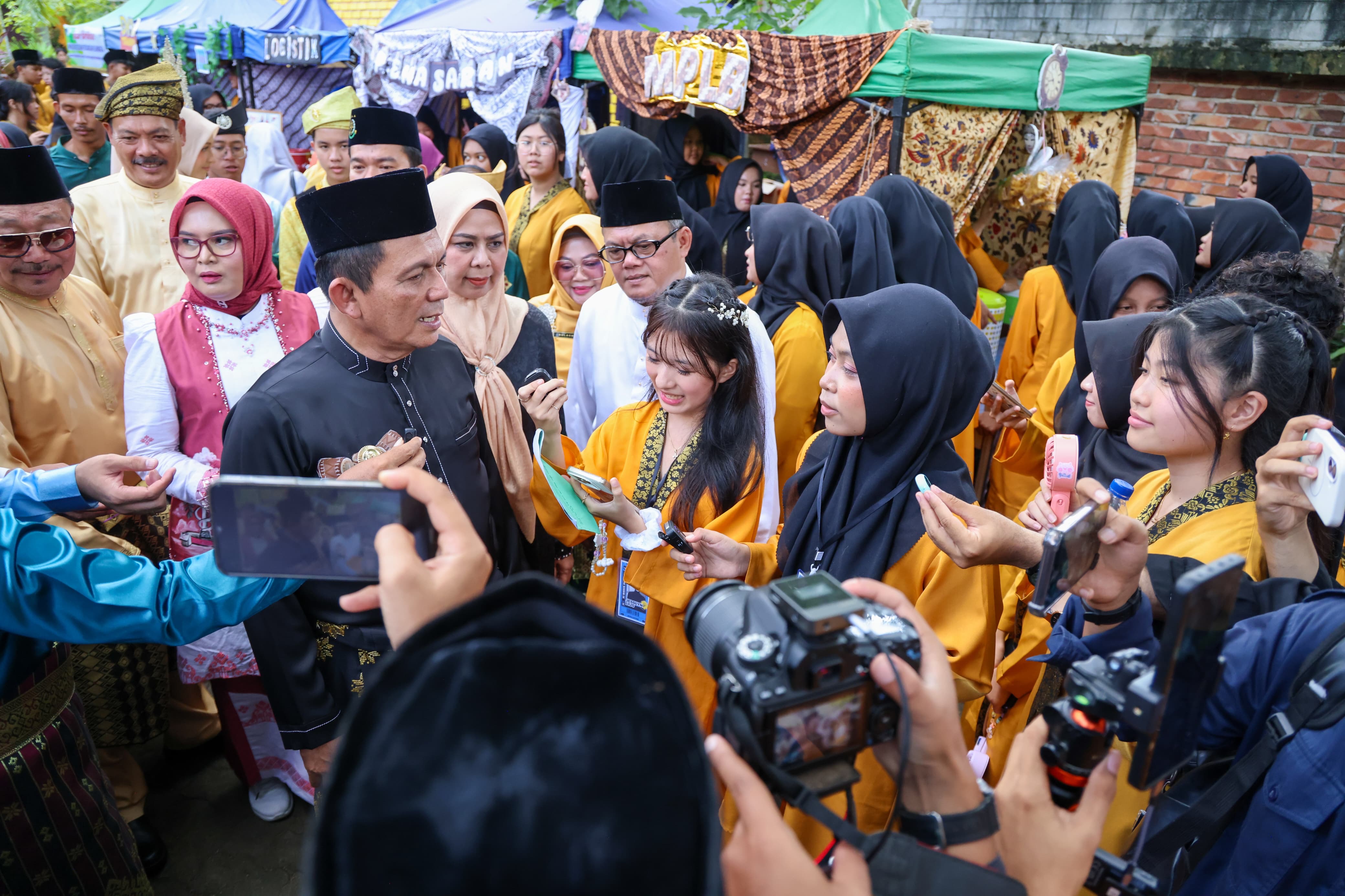 Gubernur Ansar Pimpin Upacara Hardiknas 2026, Tegaskan Komitmen Pendidikan Bermutu untuk Semua