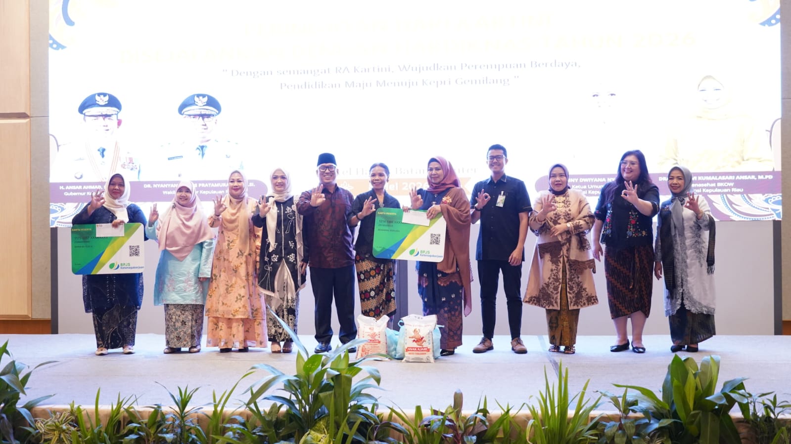 Peringati Hari Kartini dan Hardiknas, Wagub Nyanyang Tekankan Peran Strategis Perempuan