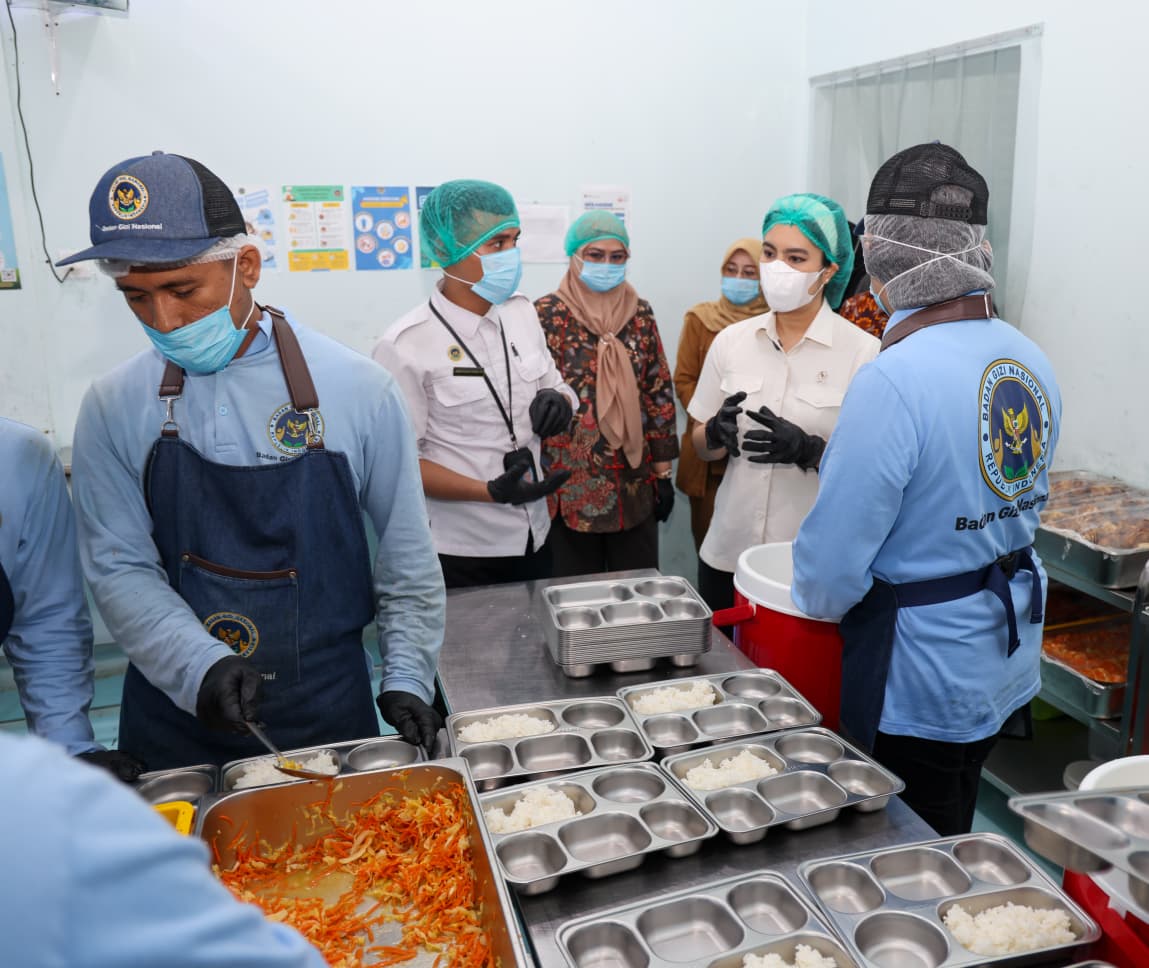 Wamendukbangga RI Tinjau SPPG Adi Sucipto Tanjungpinang
Pastikan Program MBG Higienis dan Tepat Sasaran