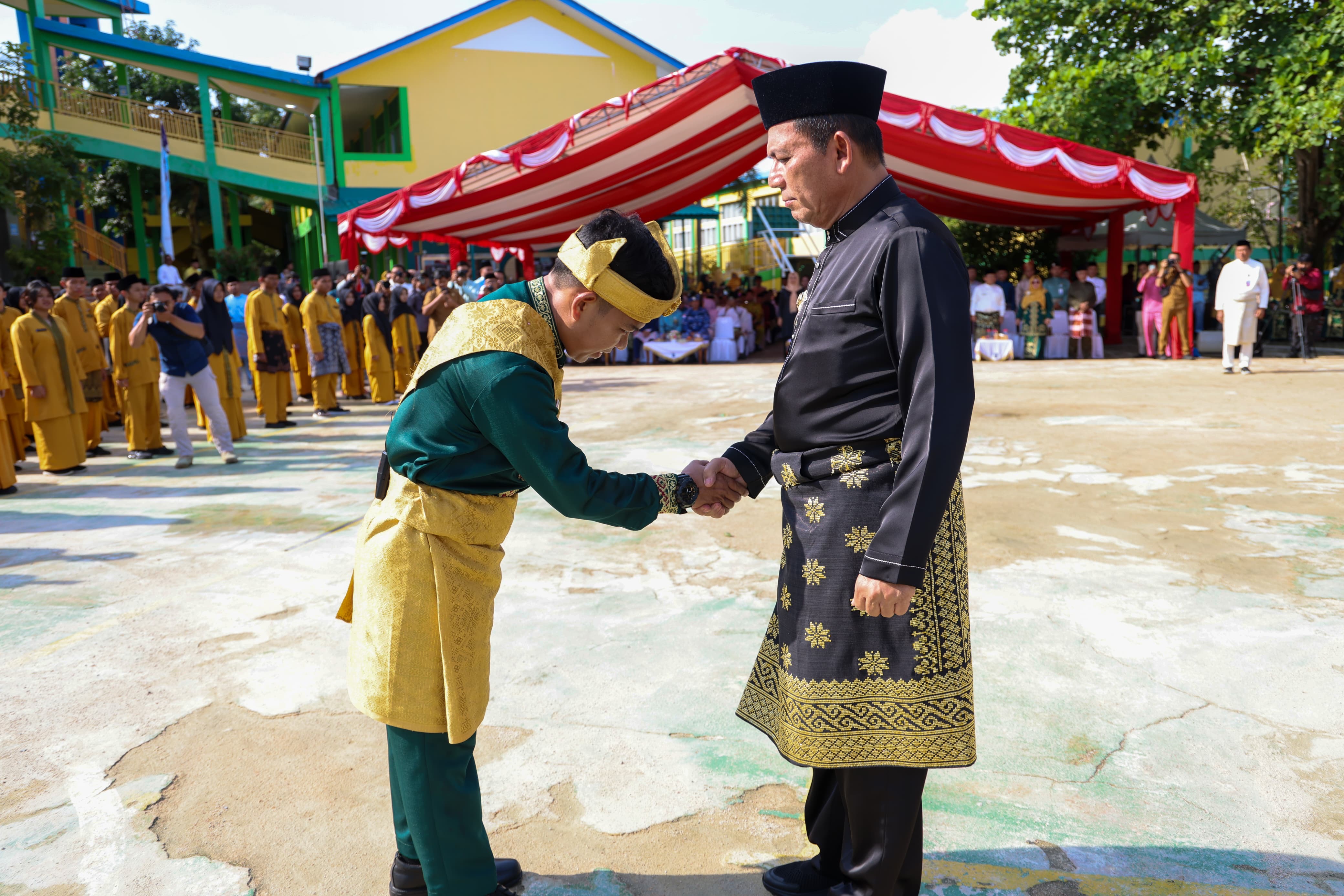 Gubernur Ansar Pimpin Upacara Hardiknas 2026, Tegaskan Komitmen Pendidikan Bermutu untuk Semua