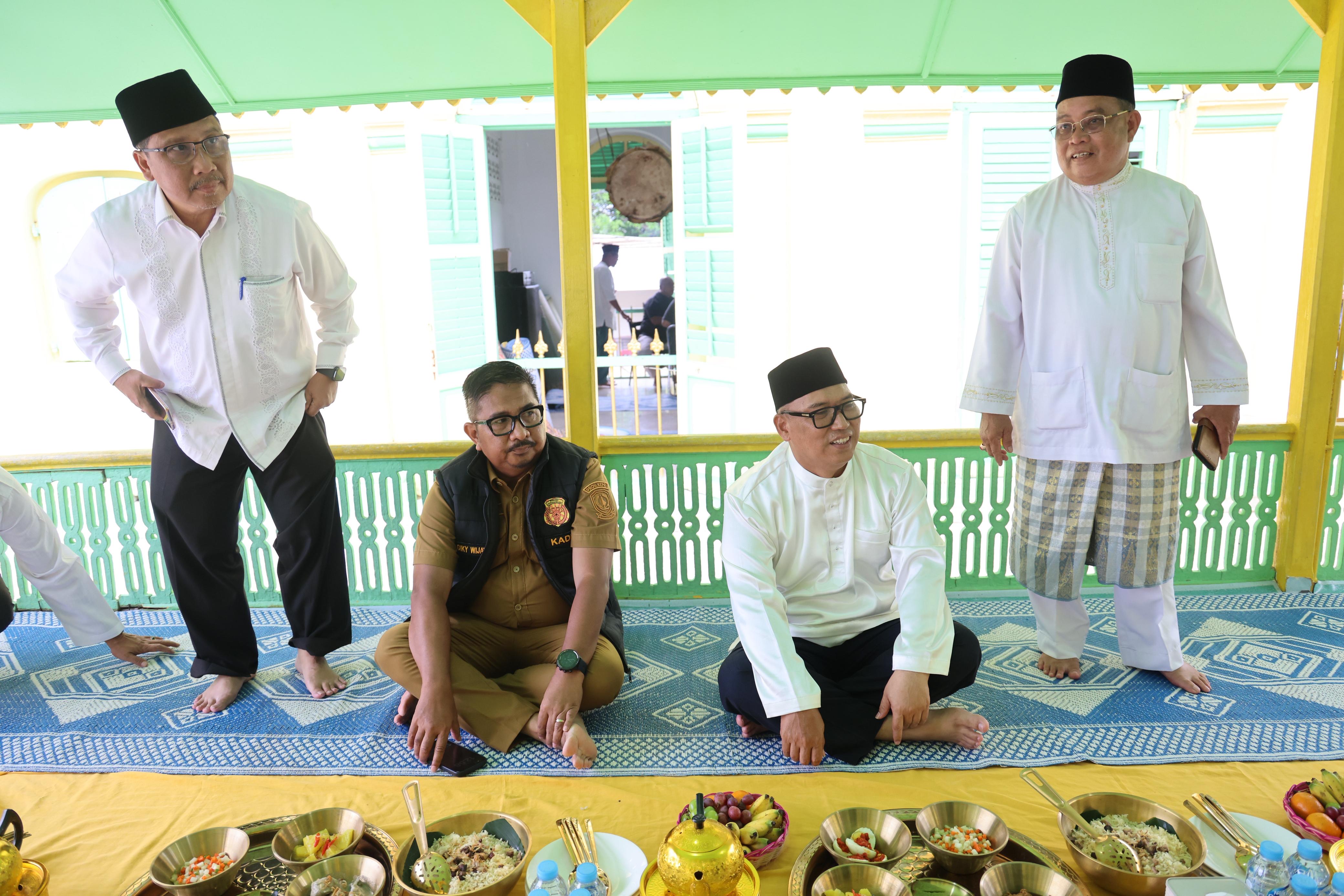 Wagub Nyanyang Salat Jumat di Masjid Raya Sultan Riau Penyengat, Pererat Silaturahmi Bersama Masyarakat