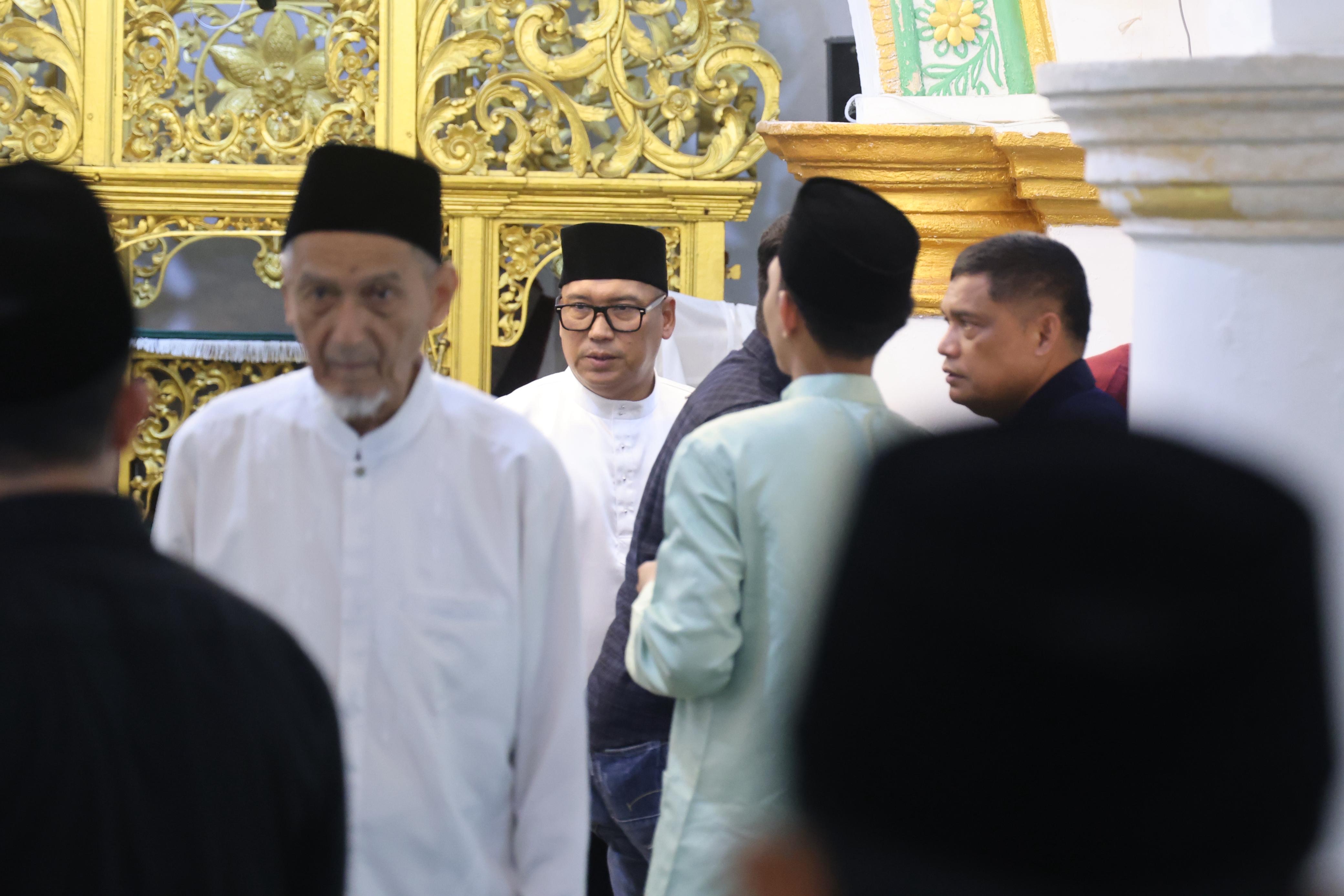 Wagub Nyanyang Salat Jumat di Masjid Raya Sultan Riau Penyengat, Pererat Silaturahmi Bersama Masyarakat