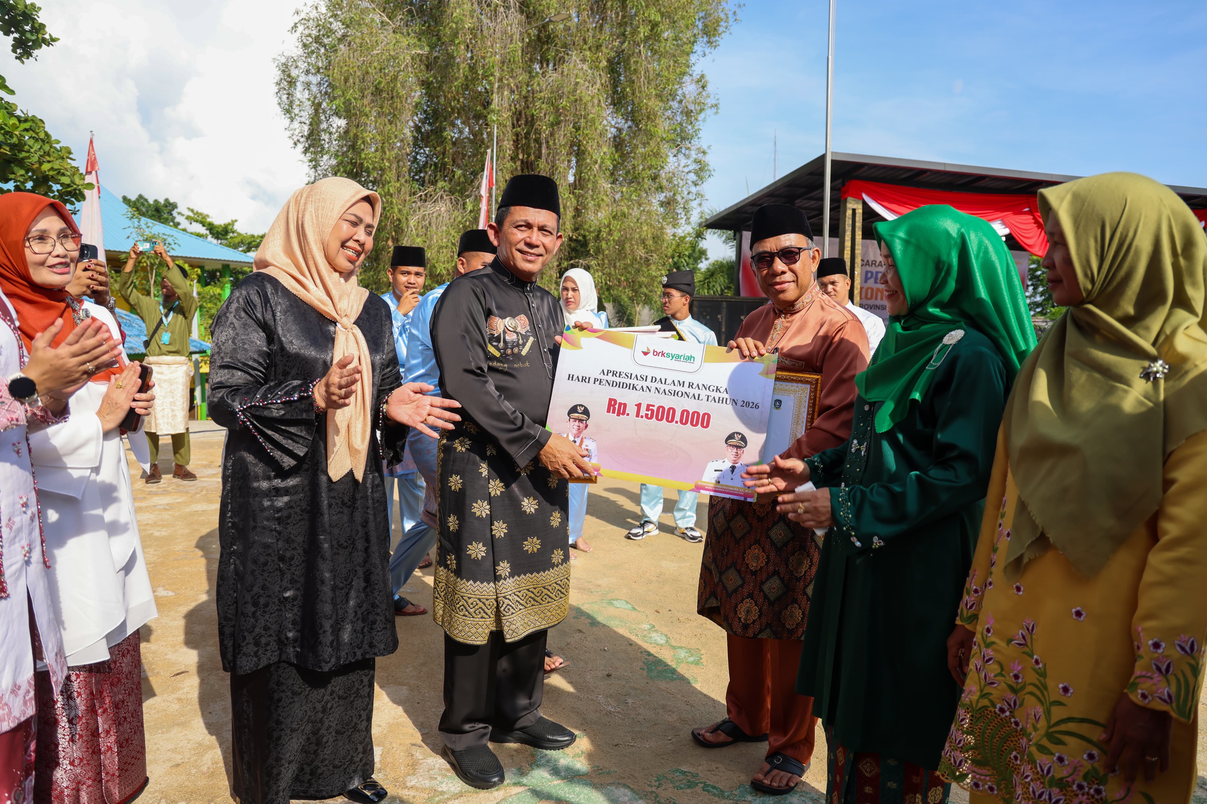 Gubernur Ansar Pimpin Upacara Hardiknas 2026, Tegaskan Komitmen Pendidikan Bermutu untuk Semua