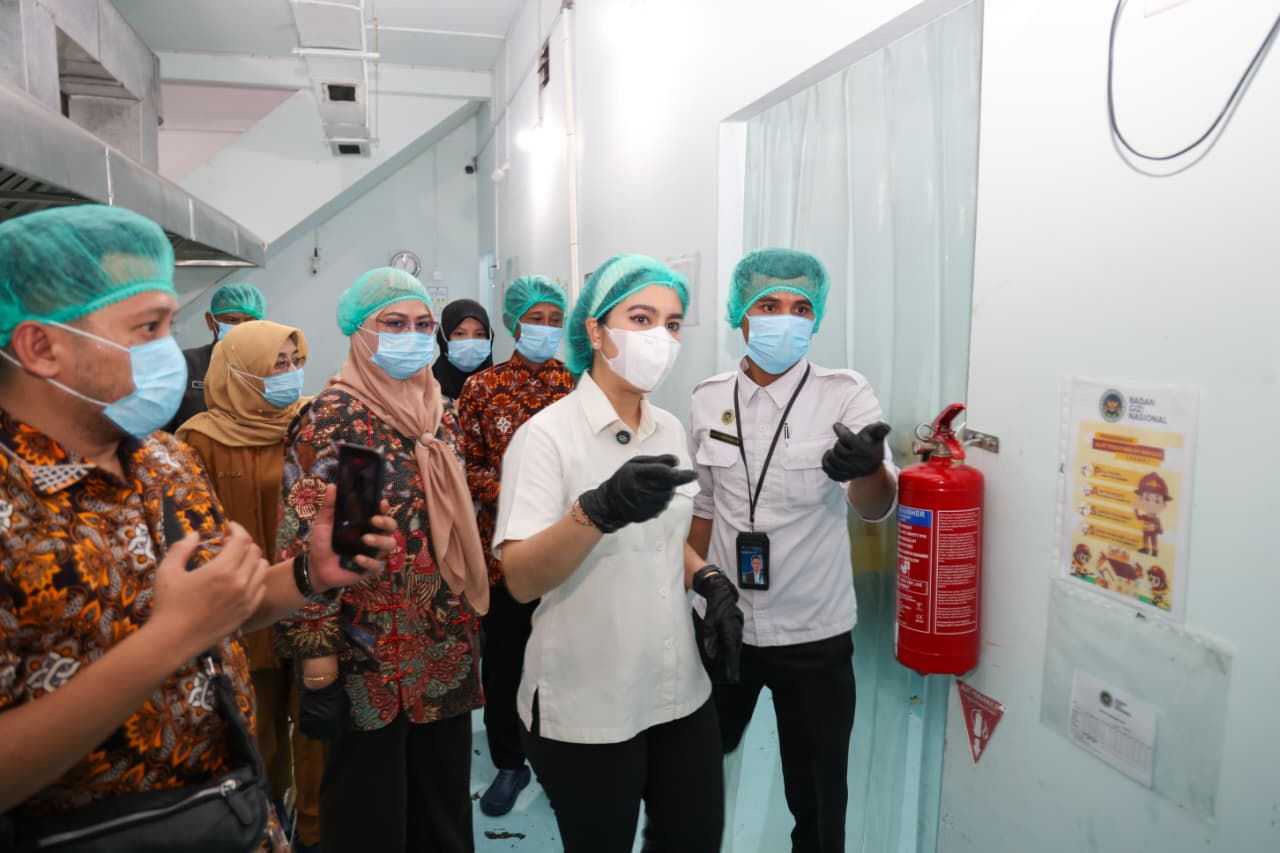 Wamendukbangga RI Tinjau SPPG Adi Sucipto Tanjungpinang
Pastikan Program MBG Higienis dan Tepat Sasaran