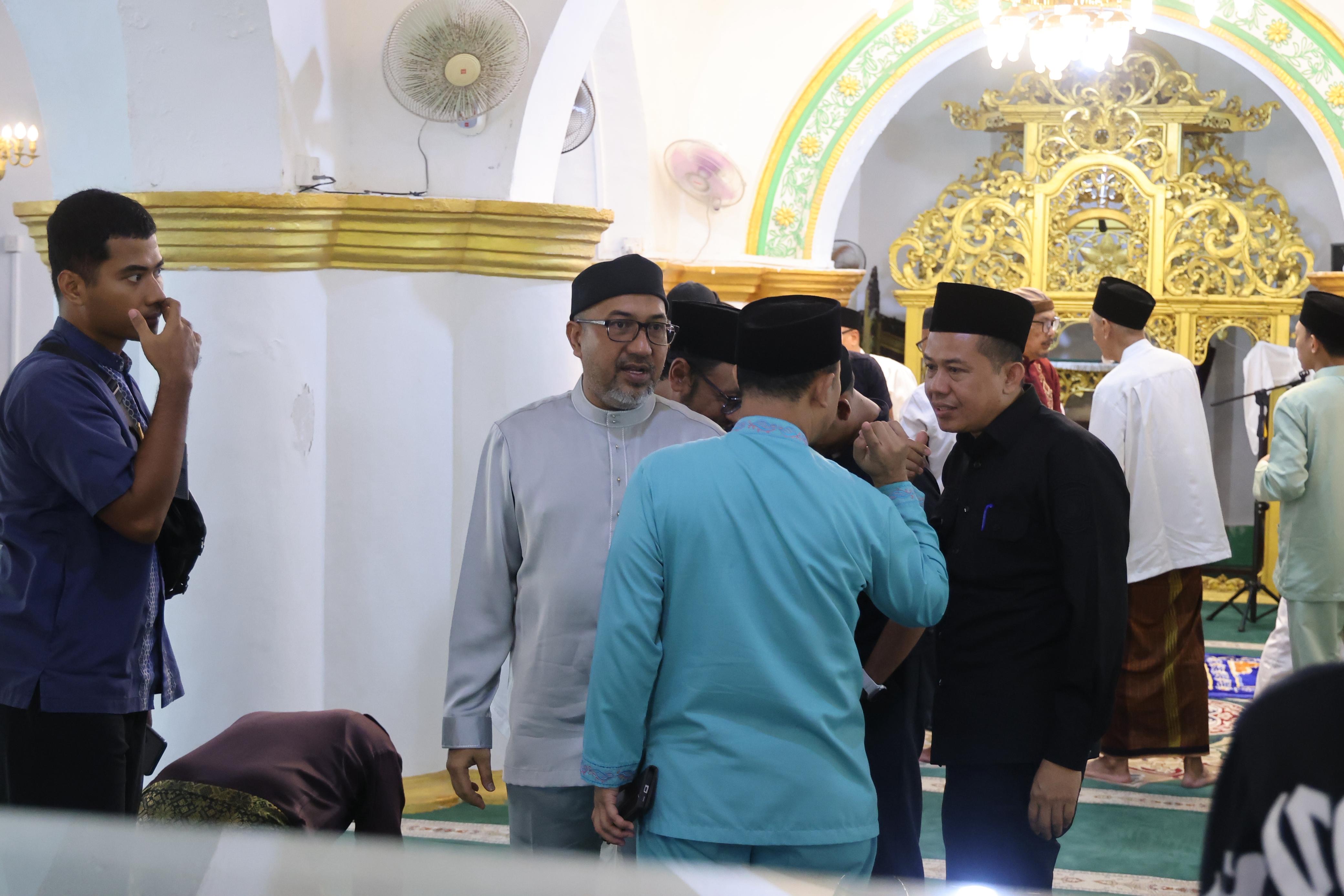 Wagub Nyanyang Salat Jumat di Masjid Raya Sultan Riau Penyengat, Pererat Silaturahmi Bersama Masyarakat
