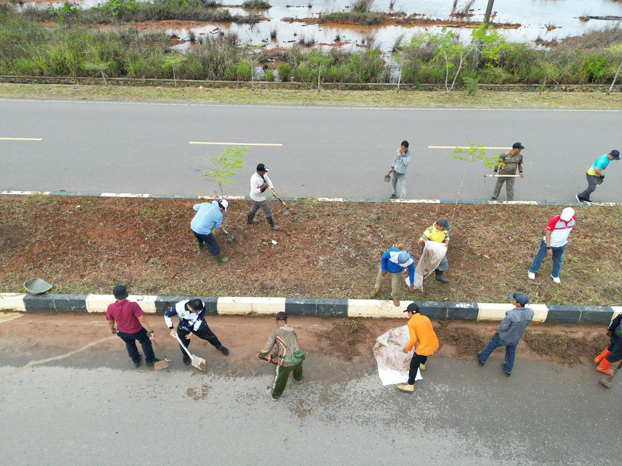 Gubernur Ansar Pimpin Gotong Royong di Dompak, Ajak Wujudkan Kepri Bersih dari Hal-Hal Sederhana