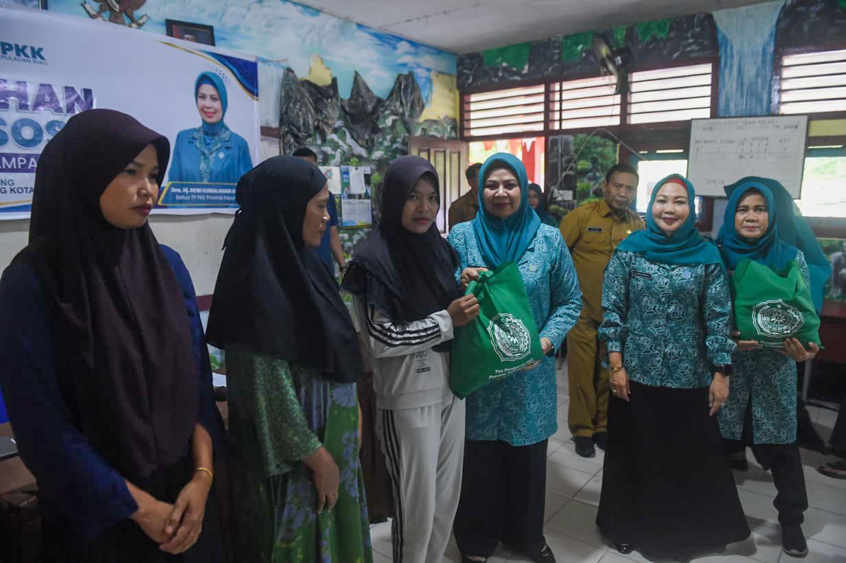 Ketua TP-PKK Kepri Serahkan Bansos bagi Masyarakat Terdampak Malaria