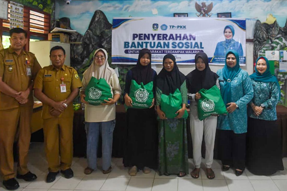 Ketua TP-PKK Kepri Serahkan Bansos bagi Masyarakat Terdampak Malaria