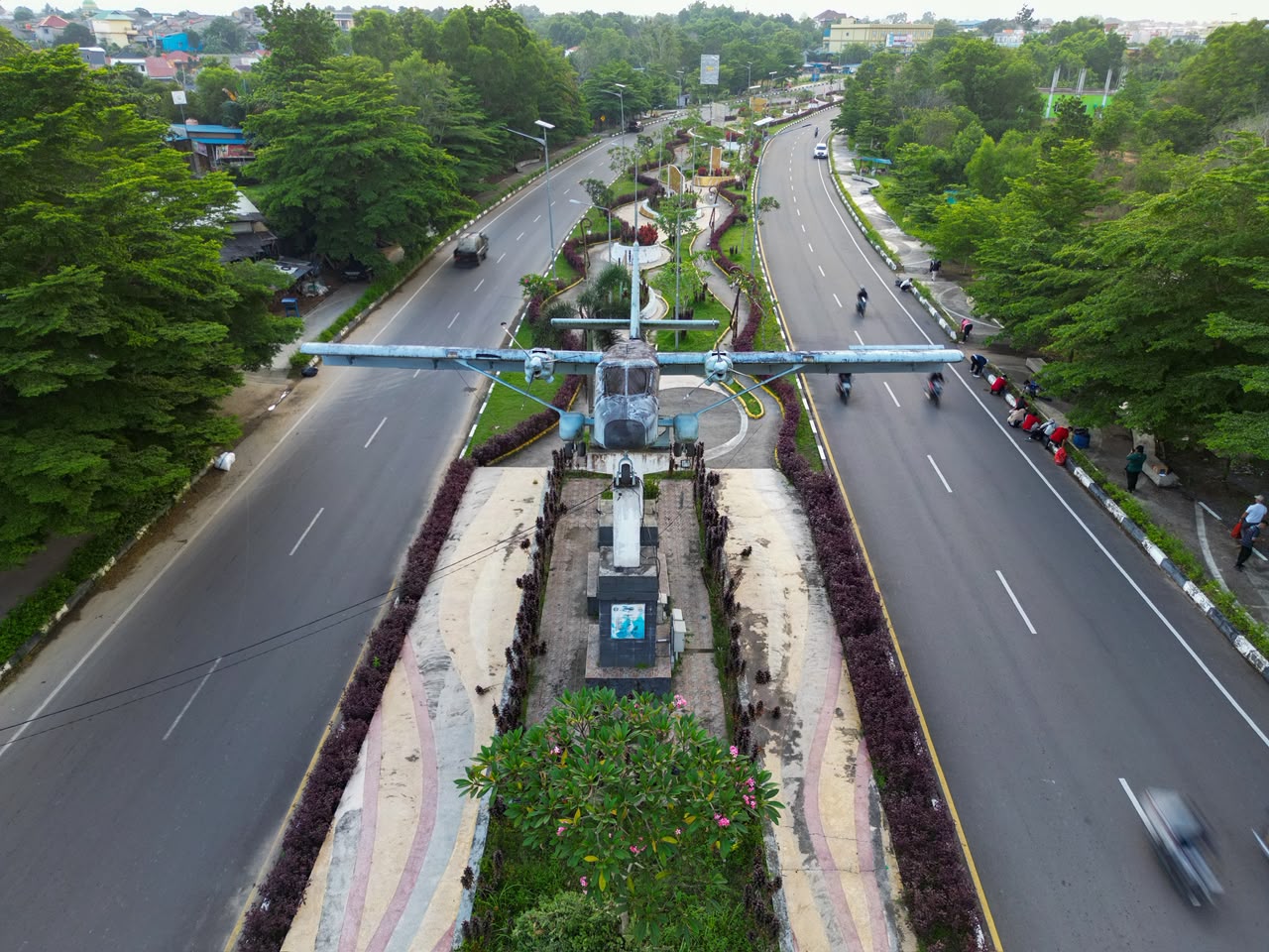 Jaga Gerbang Utama Daerah, Gubernur Ansar Pimpin Gotong Royong Massal di Jalan Bandara RHF
