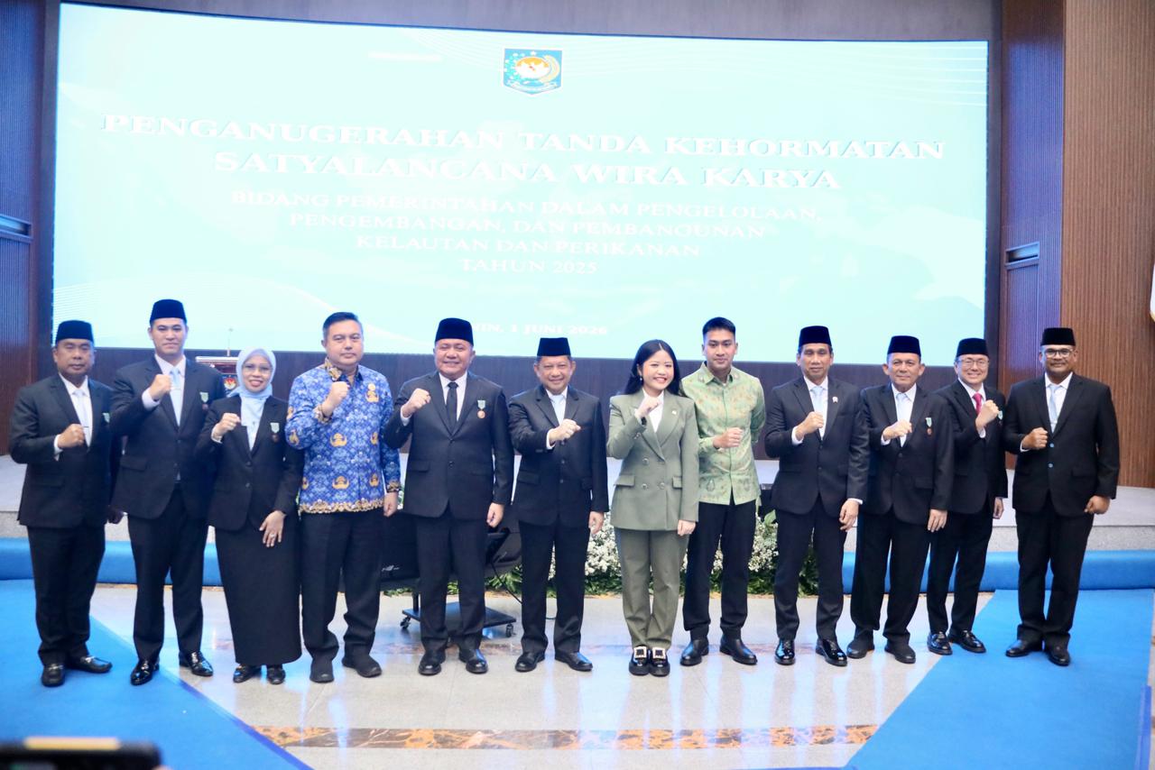 Gubernur Ansar Ahmad Terima Satyalancana Wira Karya dari Presiden RI, Disematkan Mendagri Tito Karnavian