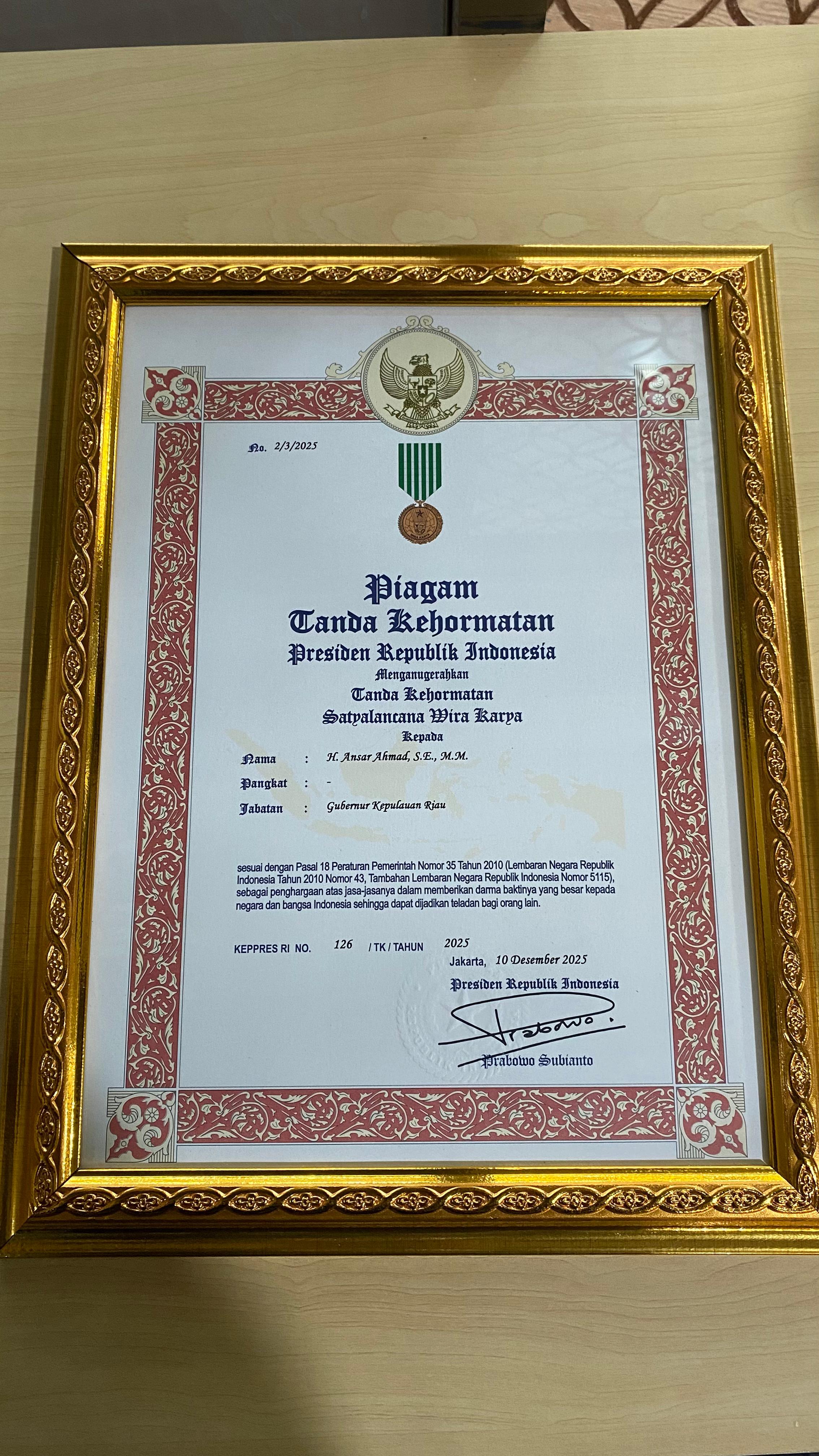 Gubernur Ansar Ahmad Terima Satyalancana Wira Karya dari Presiden RI, Disematkan Mendagri Tito Karnavian