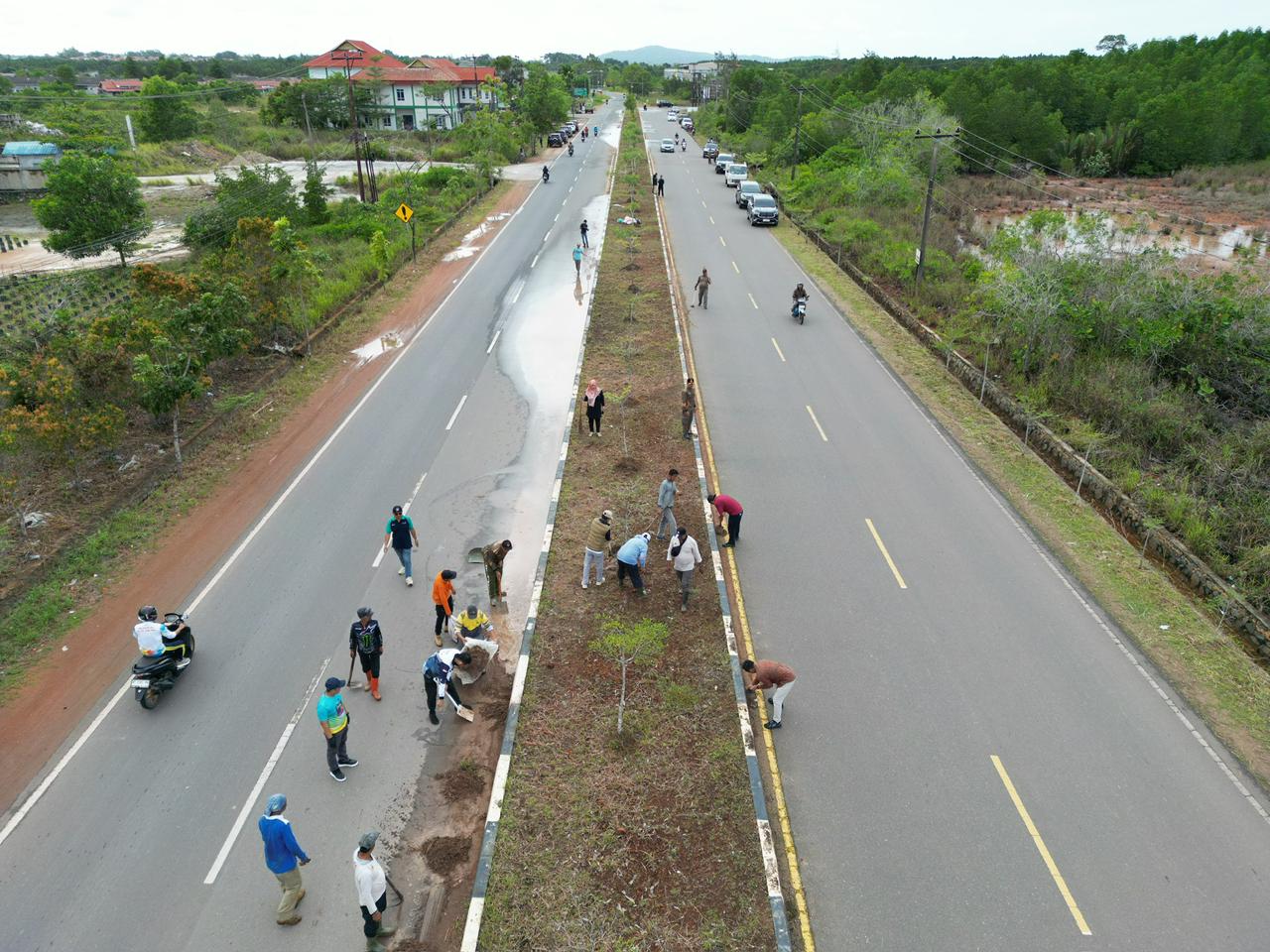 Gubernur Ansar Pimpin Gotong Royong di Dompak, Ajak Wujudkan Kepri Bersih dari Hal-Hal Sederhana