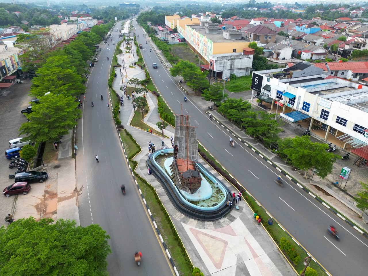 Jaga Gerbang Utama Daerah, Gubernur Ansar Pimpin Gotong Royong Massal di Jalan Bandara RHF
