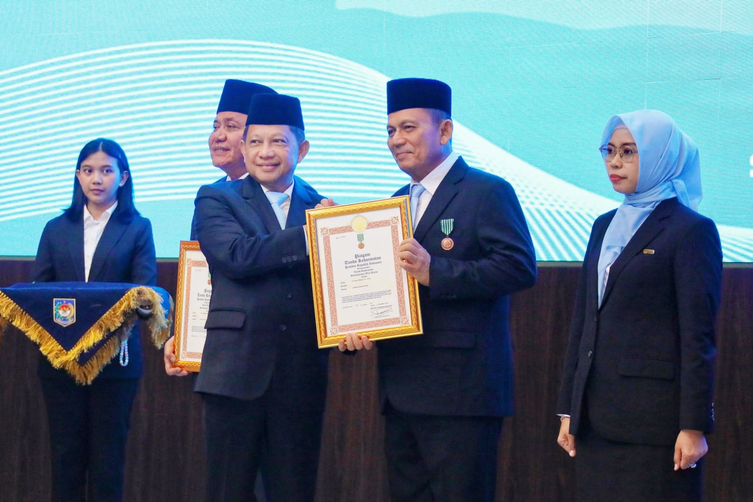 Gubernur Ansar Ahmad Terima Satyalancana Wira Karya dari Presiden RI, Berkontribusi Nyata di Bidang Kelautan dan Perikanan