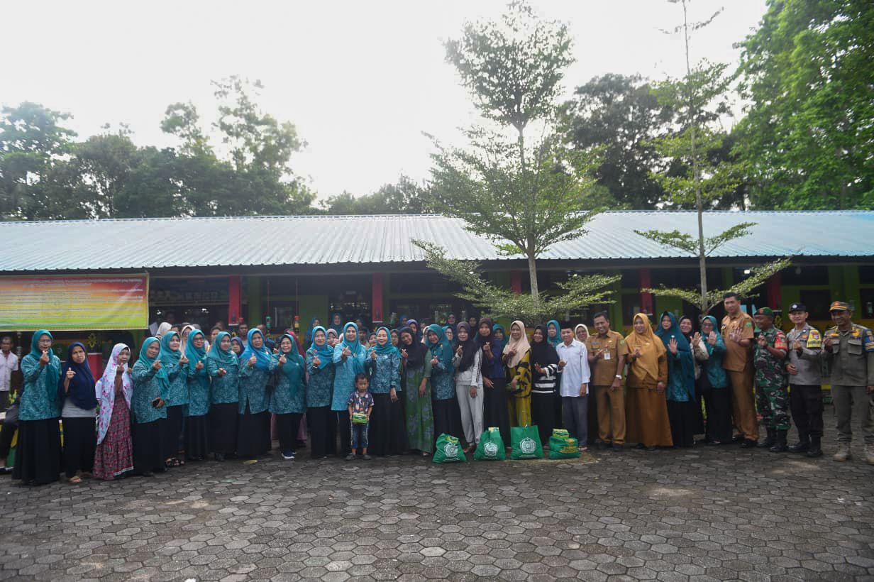 Ketua TP-PKK Kepri Serahkan Bansos bagi Masyarakat Terdampak Malaria