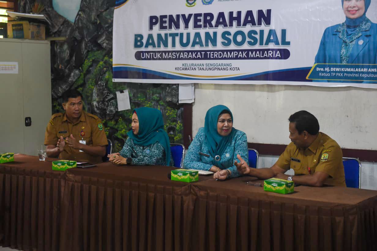 Ketua TP-PKK Kepri Serahkan Bansos bagi Masyarakat Terdampak Malaria