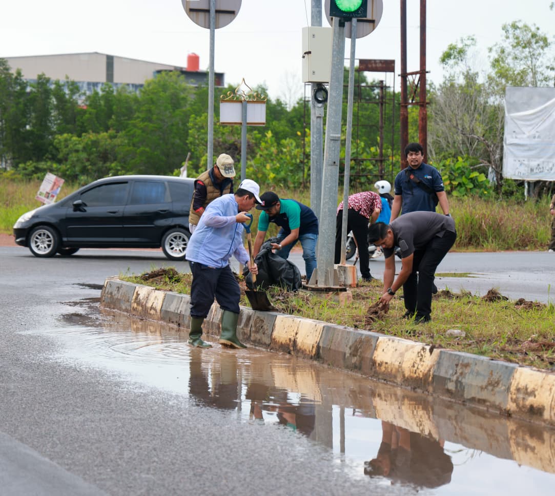 Gubernur Ansar Pimpin Gotong Royong di Dompak, Ajak Wujudkan Kepri Bersih dari Hal-Hal Sederhana