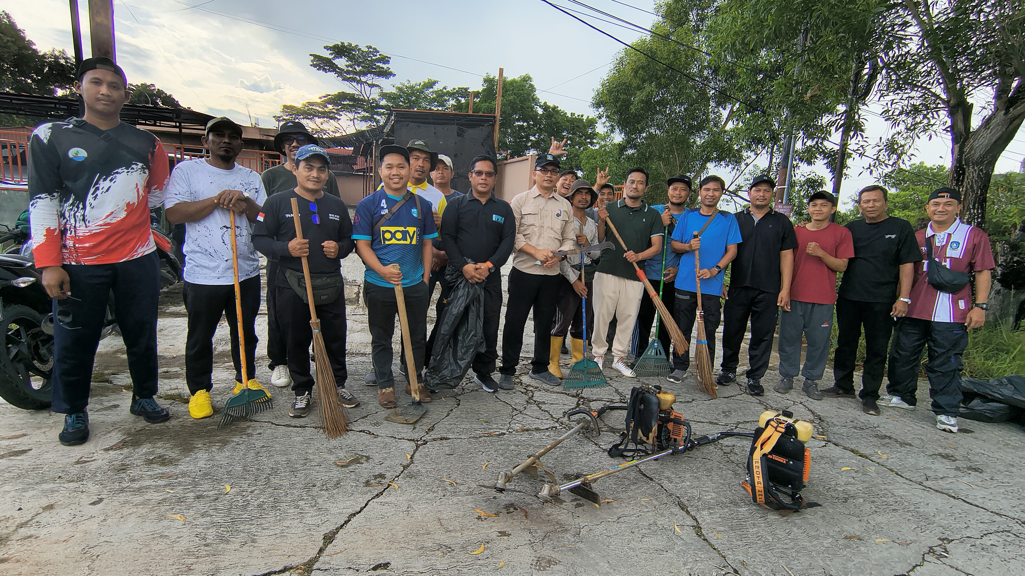 DKP2KH Kepri Turun Langsung Gotong Royong di jalan Aisyah Sulaiman TCC , Dipimpin Langsung Gubernur Ansar