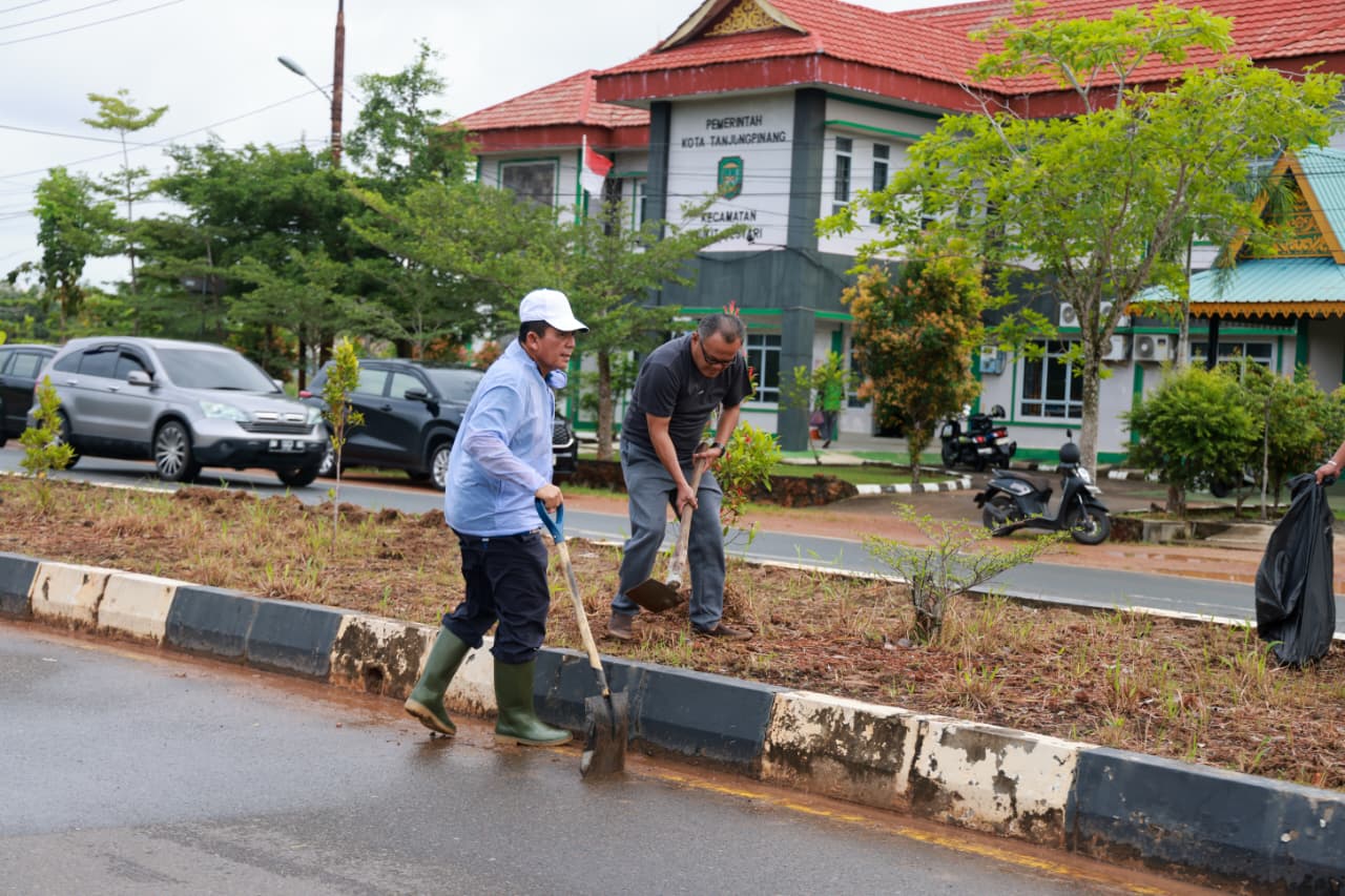 Gubernur Ansar Pimpin Gotong Royong di Dompak, Ajak Wujudkan Kepri Bersih dari Hal-Hal Sederhana