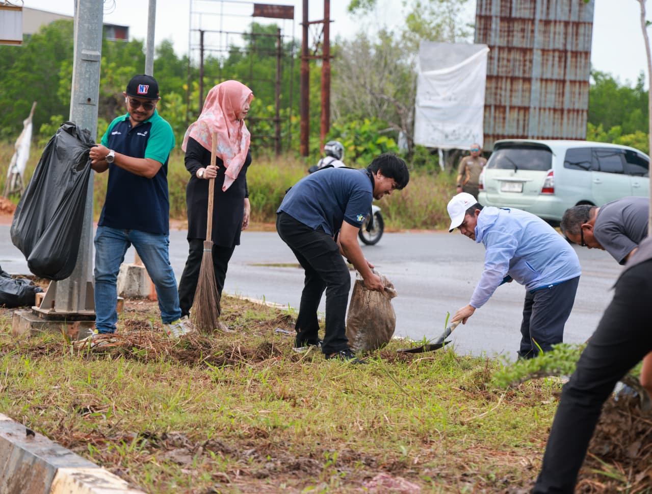 Gubernur Ansar Pimpin Gotong Royong di Dompak, Ajak Wujudkan Kepri Bersih dari Hal-Hal Sederhana