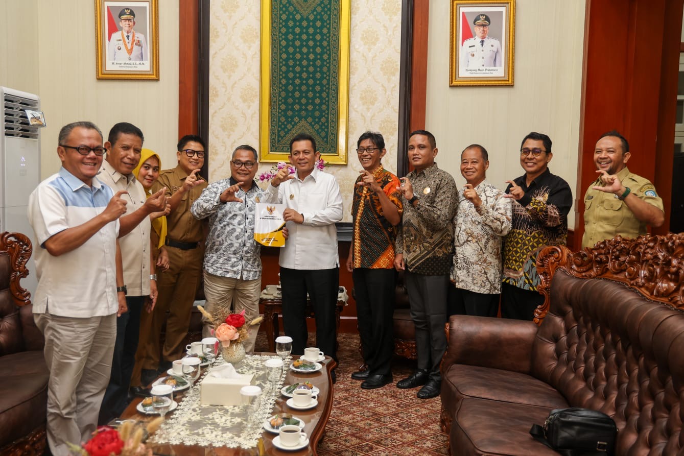 Terima Laporan KI Kepri, Gubernur Ansar Targetkan Seluruh OPD Raih Predikat Informatif pada 2026